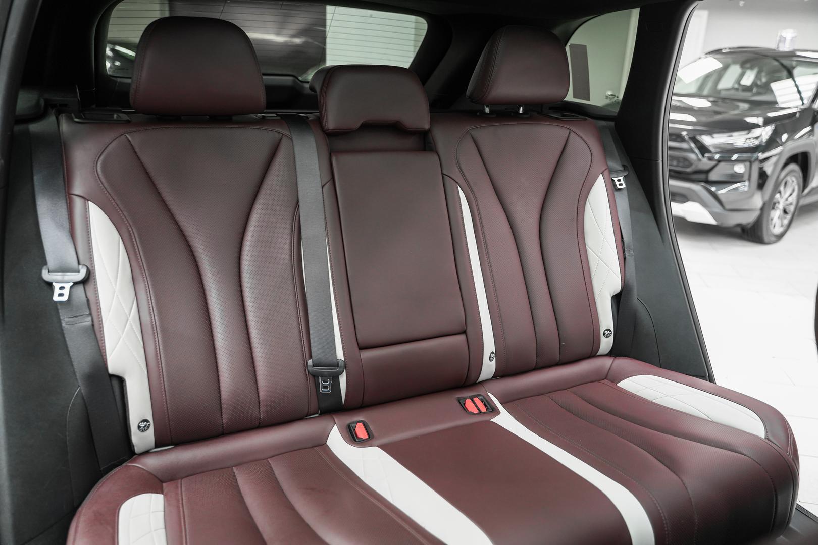 Geely Monjaro 2022, белый, ДЦ Орехово