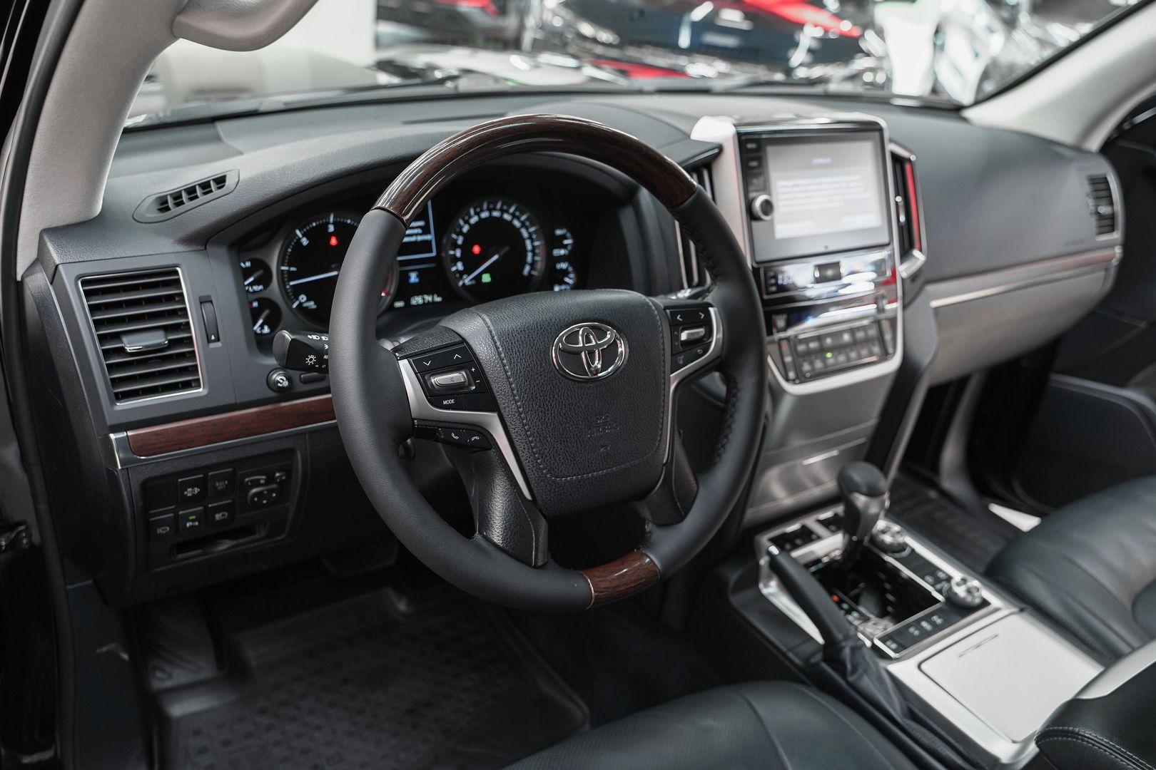Toyota Land Cruiser 2016, черный, ДЦ Орехово