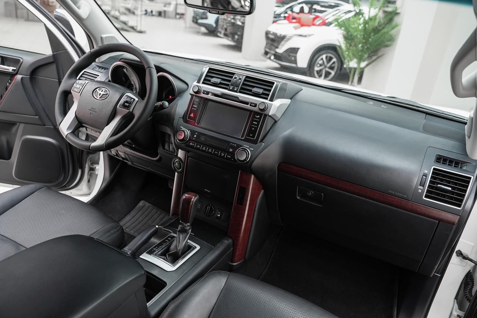 Toyota Land Cruiser Prado 2014, белый, ДЦ Орехово