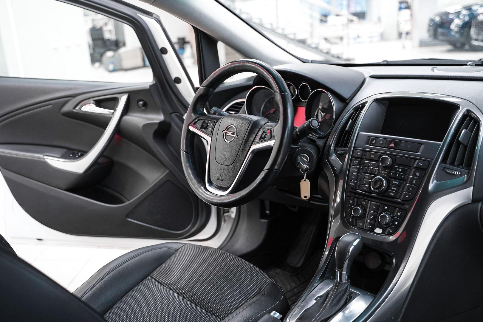 Opel Astra 2013, белый, ДЦ Орехово
