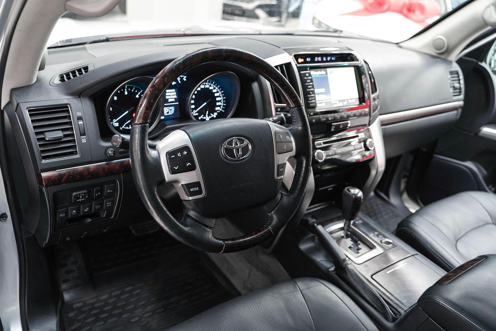 Toyota Land Cruiser 2013, серебряный, ДЦ Орехово