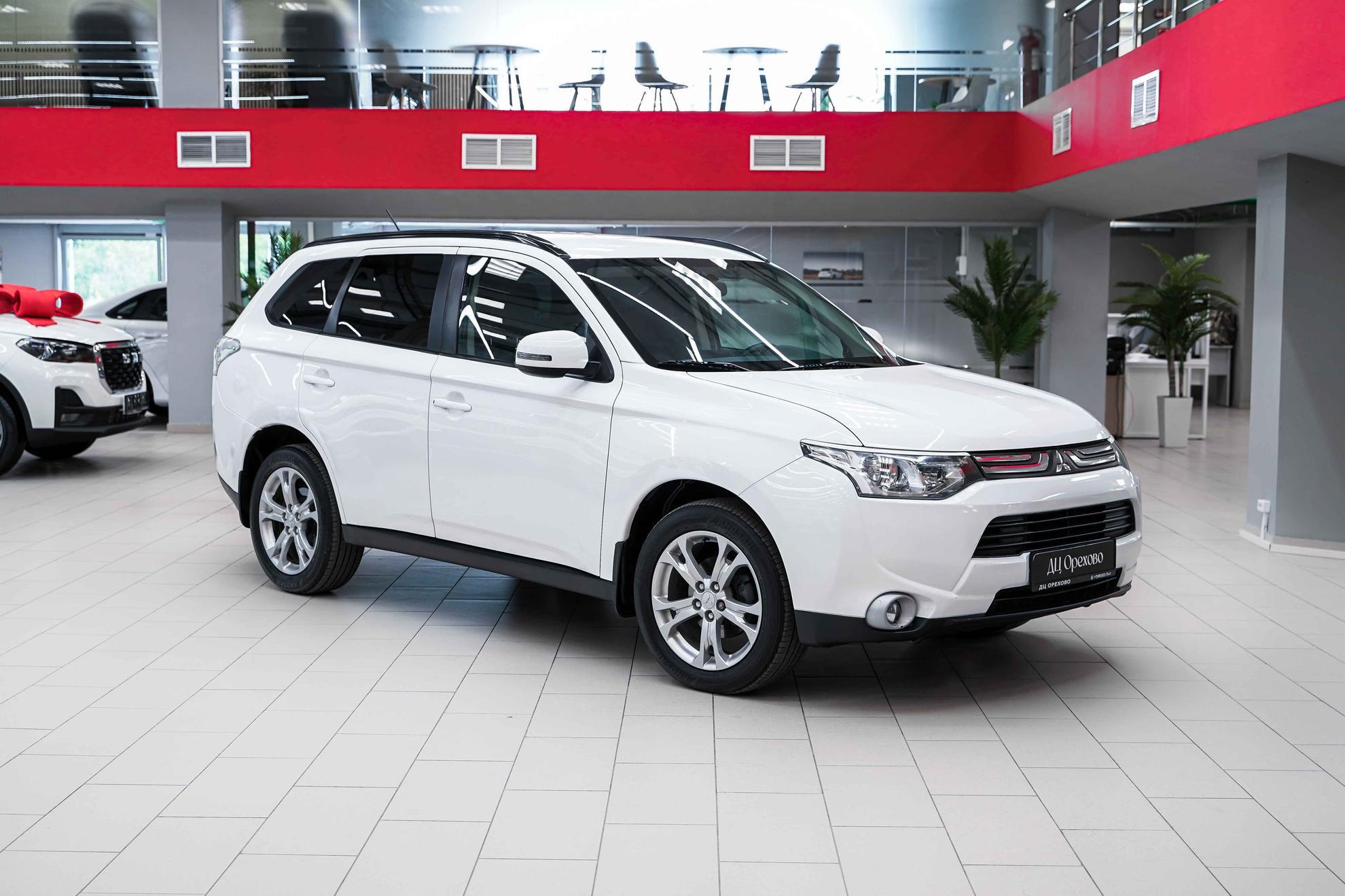 Mitsubishi Outlander 2014, белый, ДЦ Орехово
