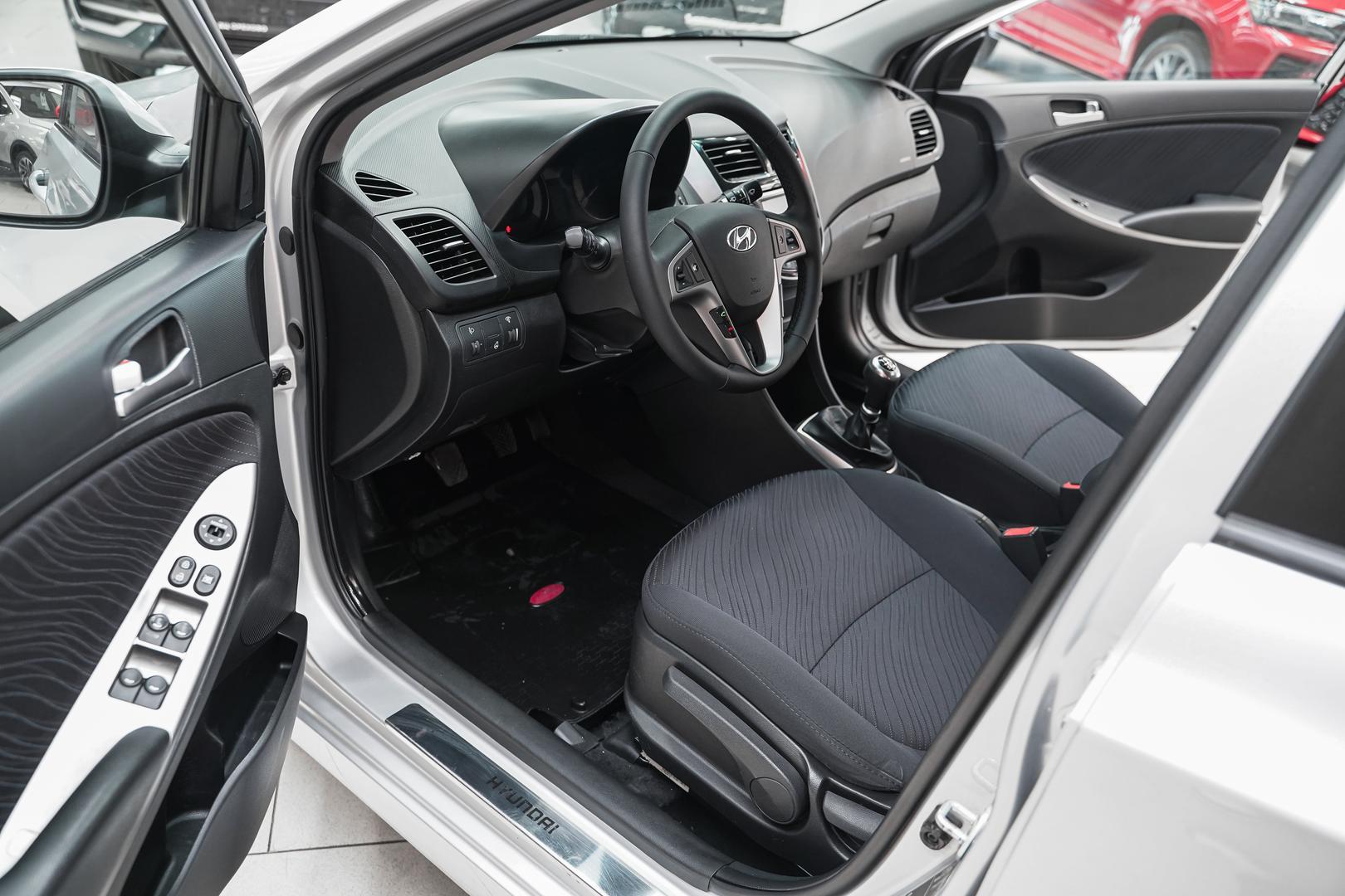 Hyundai Solaris 2015, серебряный, ДЦ Орехово
