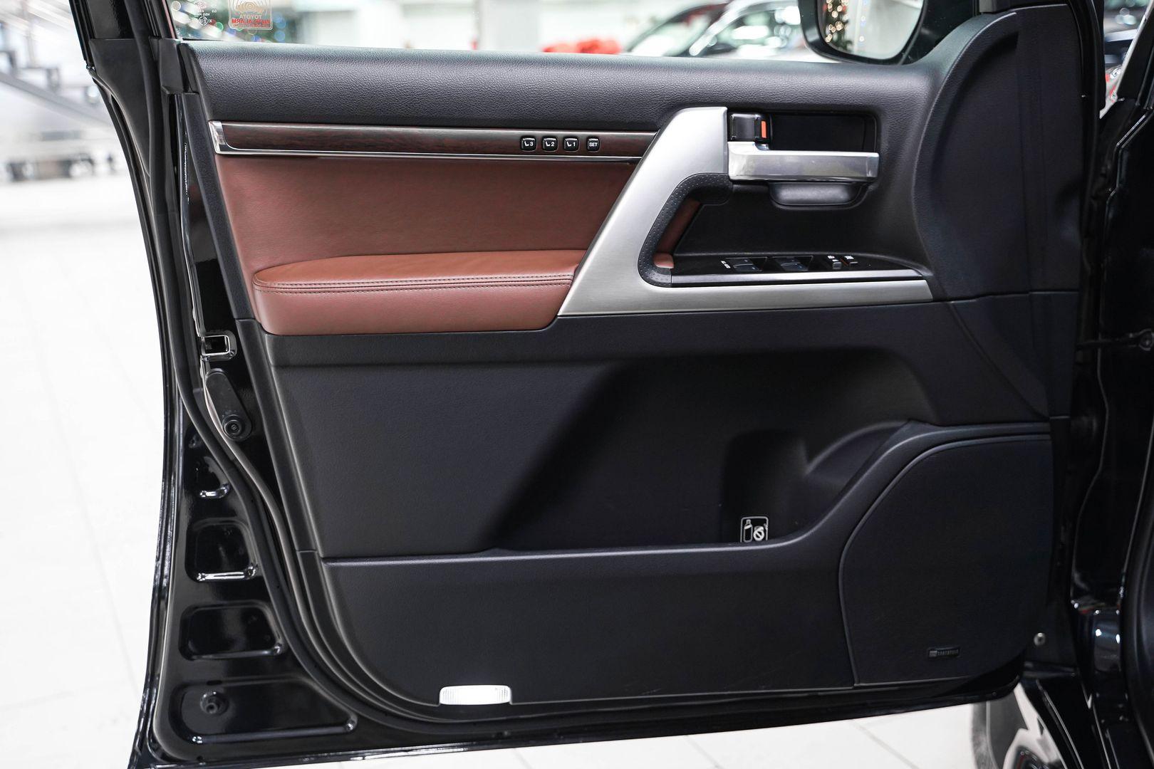 Toyota Land Cruiser 2017, черный, ДЦ Орехово