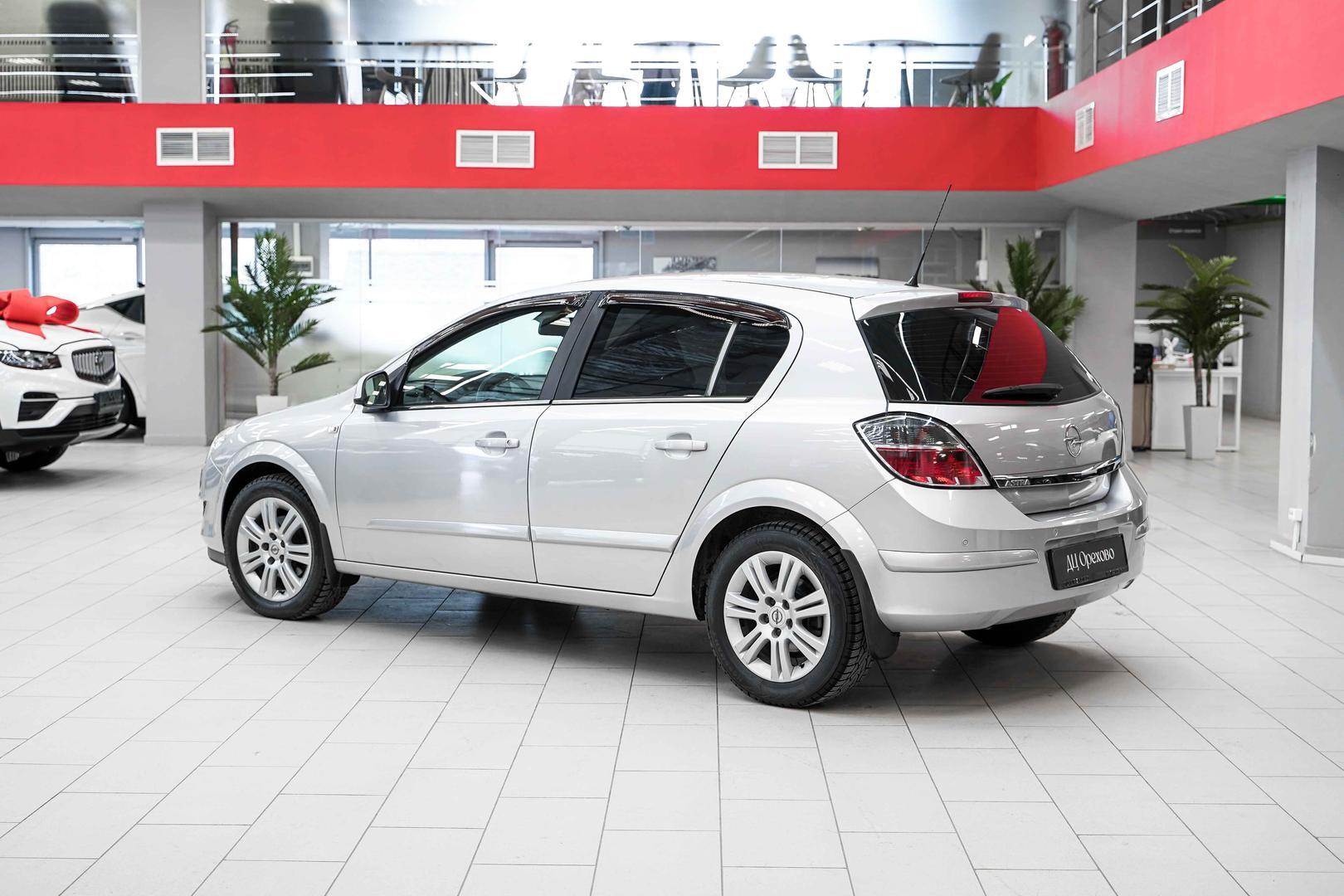 Opel Astra 2011, серебряный, ДЦ Орехово