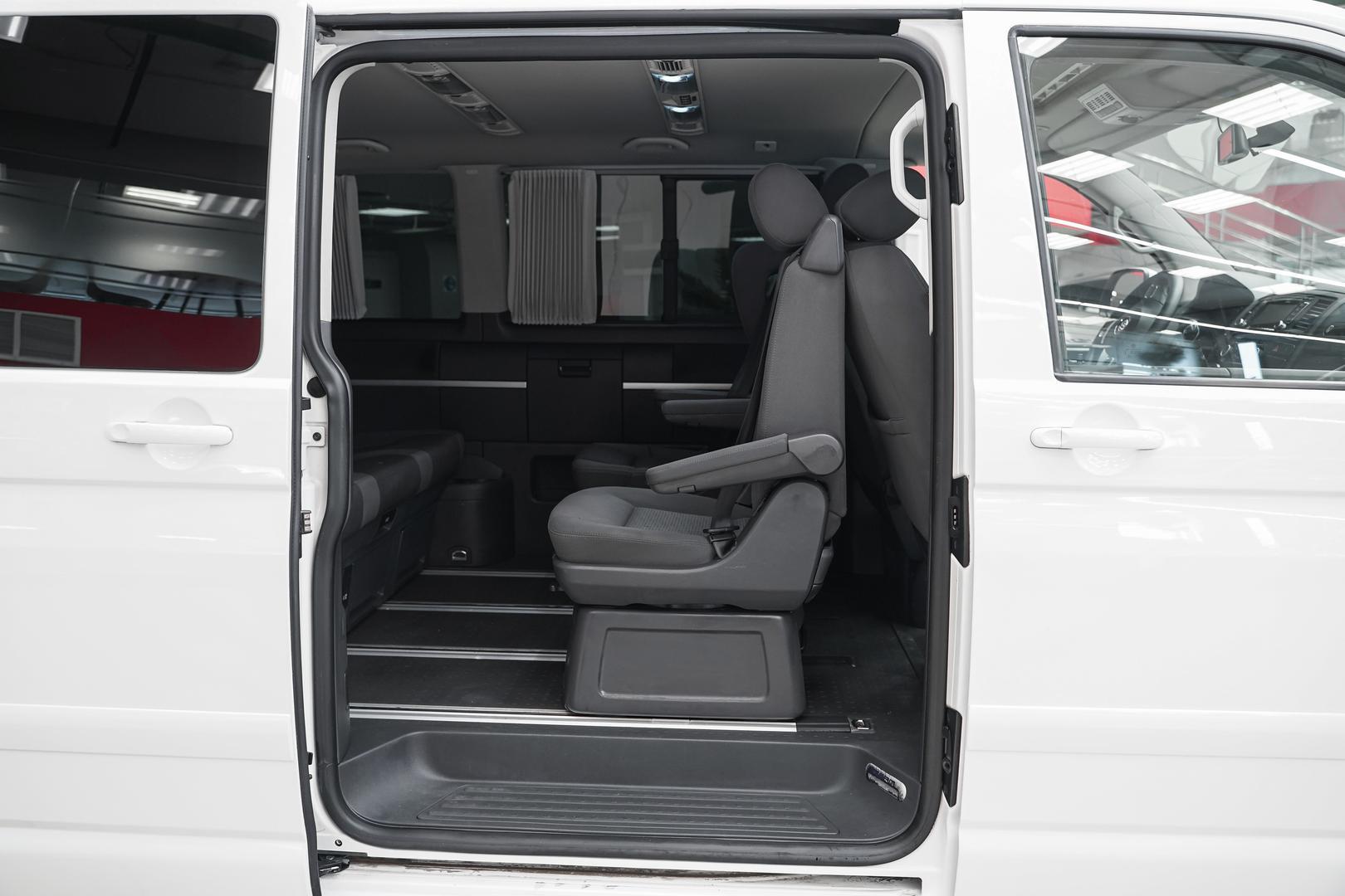 Volkswagen Multivan 2010, белый, ДЦ Орехово