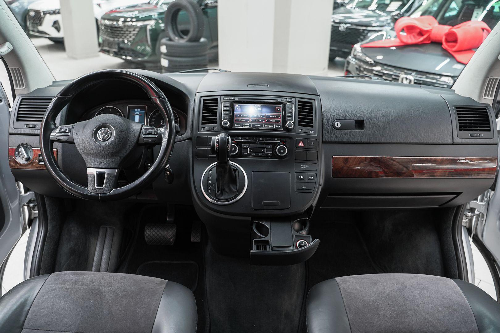 Volkswagen Multivan 2012, серебряный, ДЦ Орехово