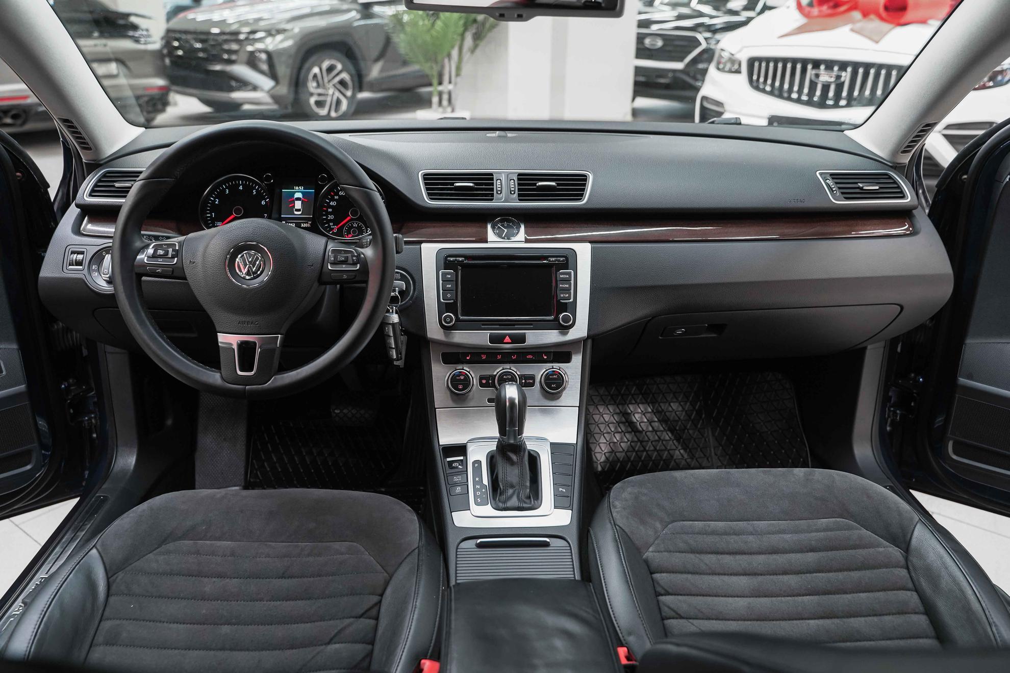 Volkswagen Passat 2014, синий, ДЦ Орехово