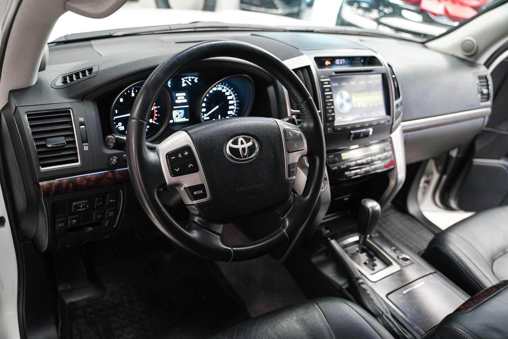Toyota Land Cruiser 2014, белый, ДЦ Орехово