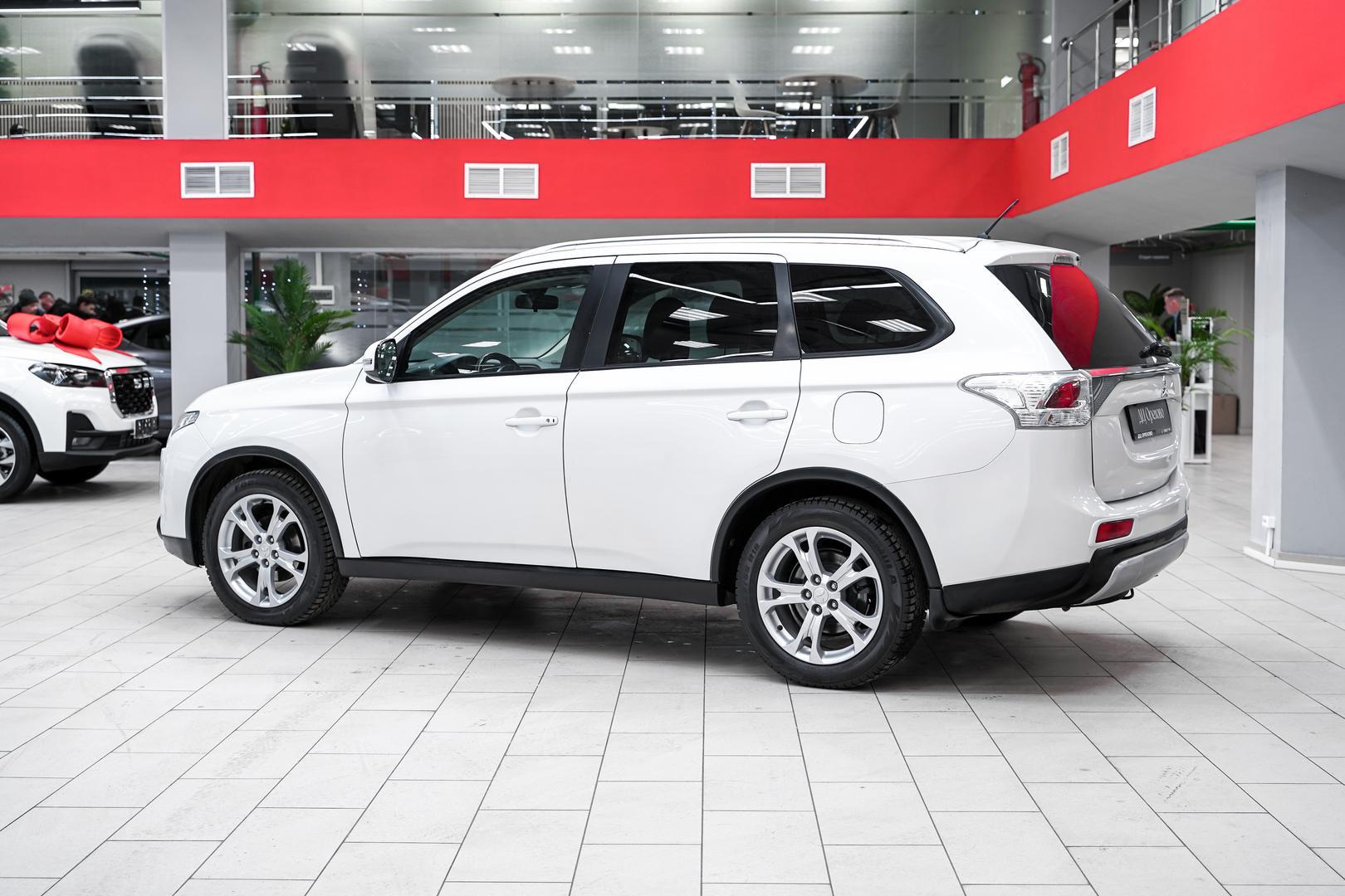 Mitsubishi Outlander 2014, белый, ДЦ Орехово