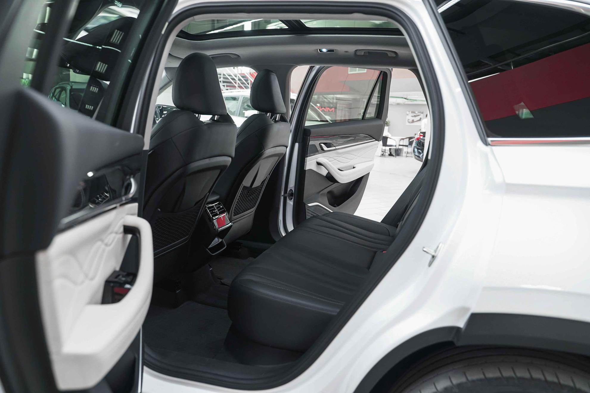 Geely Monjaro 2023, белый, ДЦ Орехово