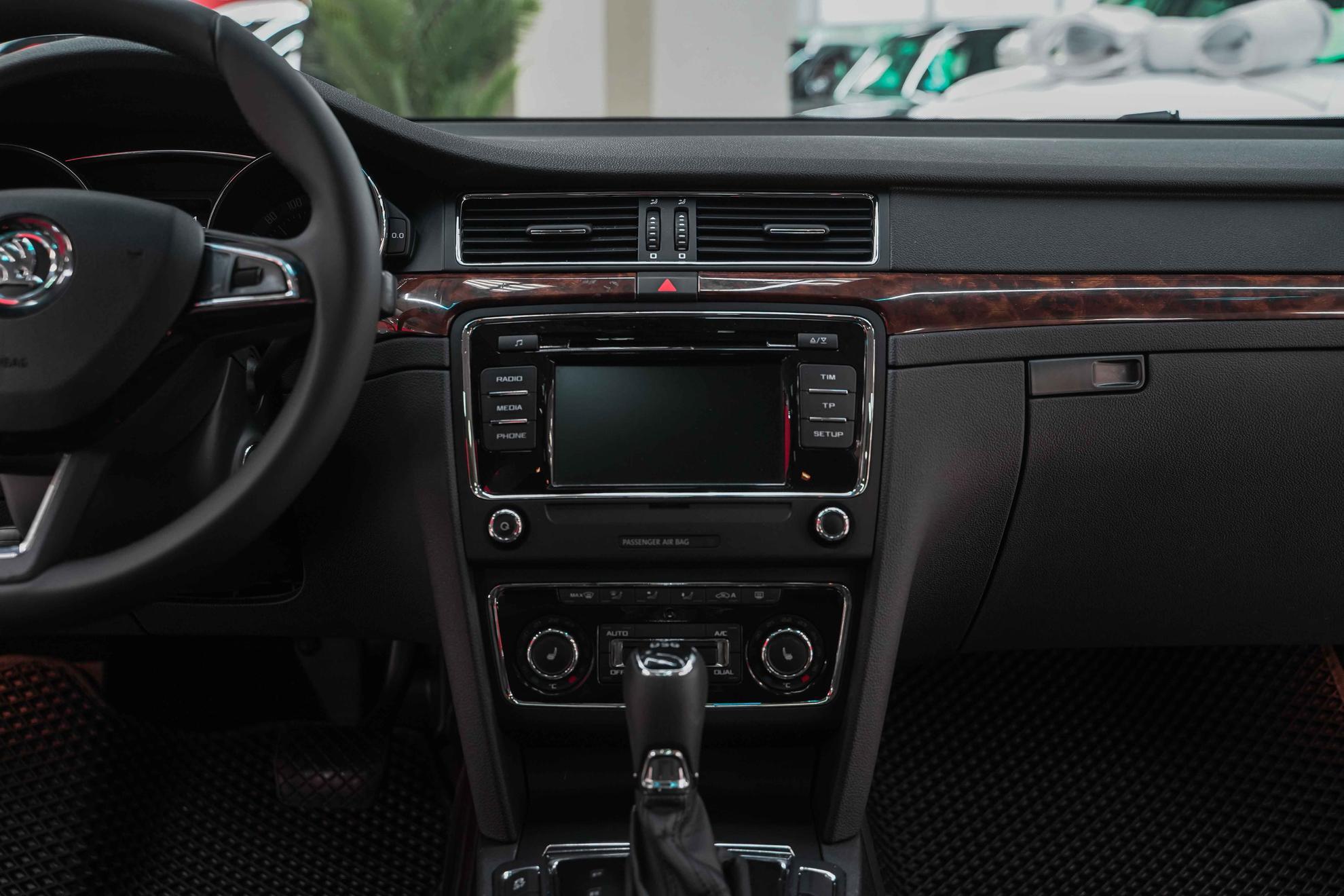 Skoda Superb 2014, бежевый, ДЦ Орехово