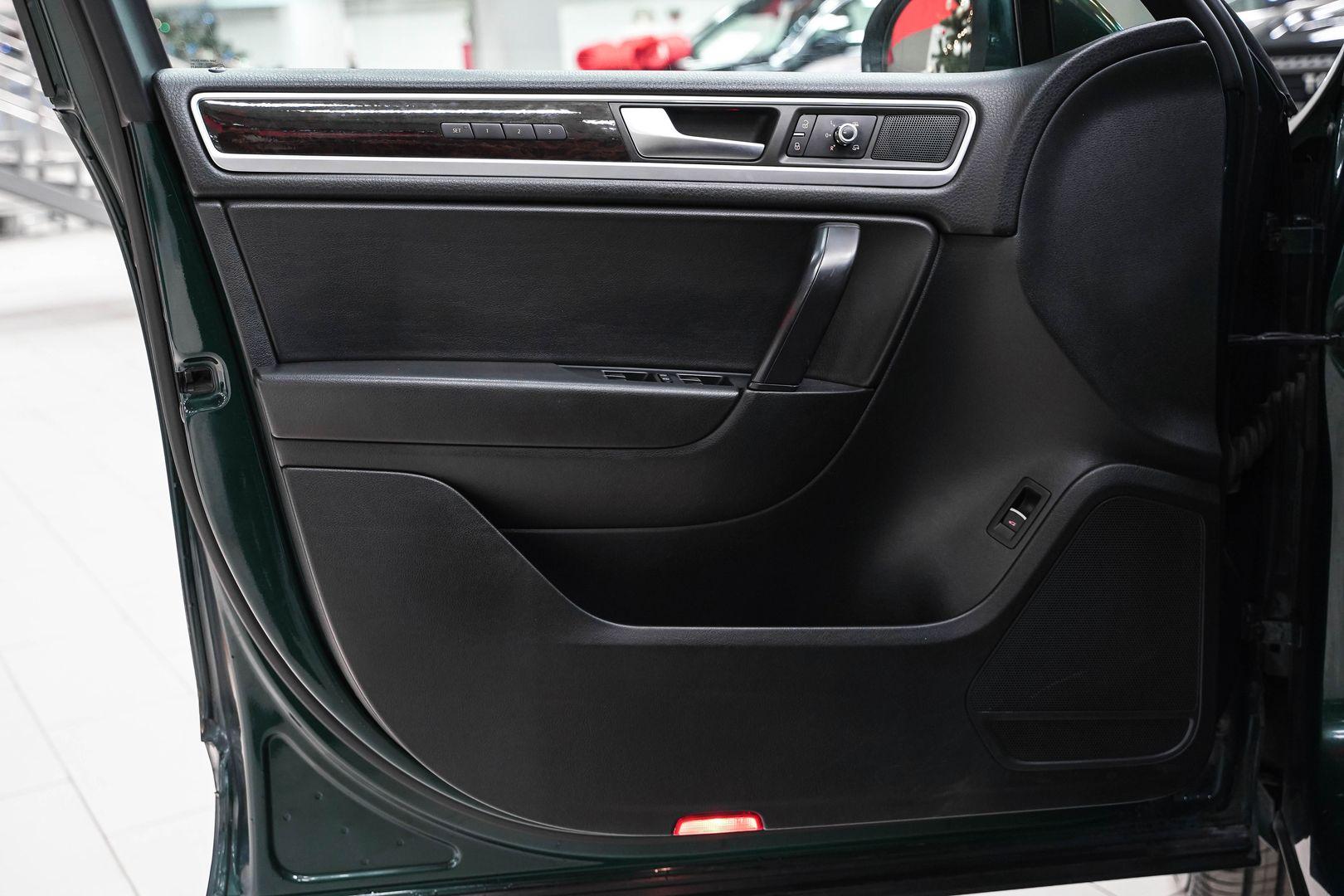 Volkswagen Touareg 2011, зеленый, ДЦ Орехово
