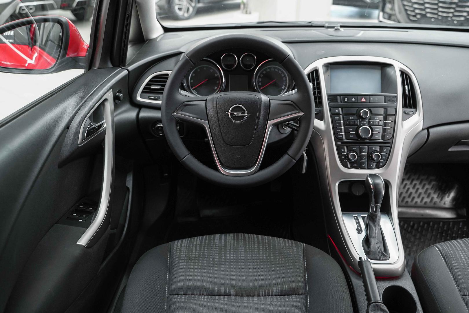 Opel Astra 2012, красный, ДЦ Орехово
