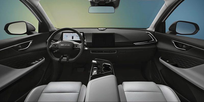 BAIC X55, панель приборов и руль в салоне