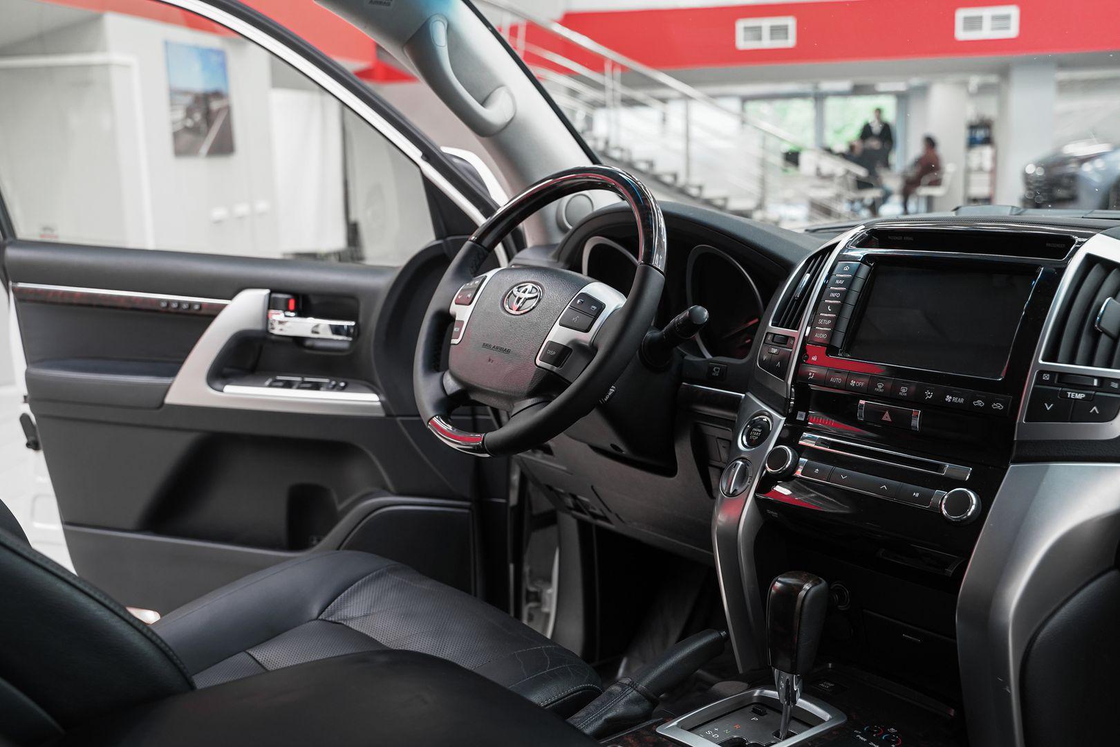 Toyota Land Cruiser 2012, белый, ДЦ Орехово