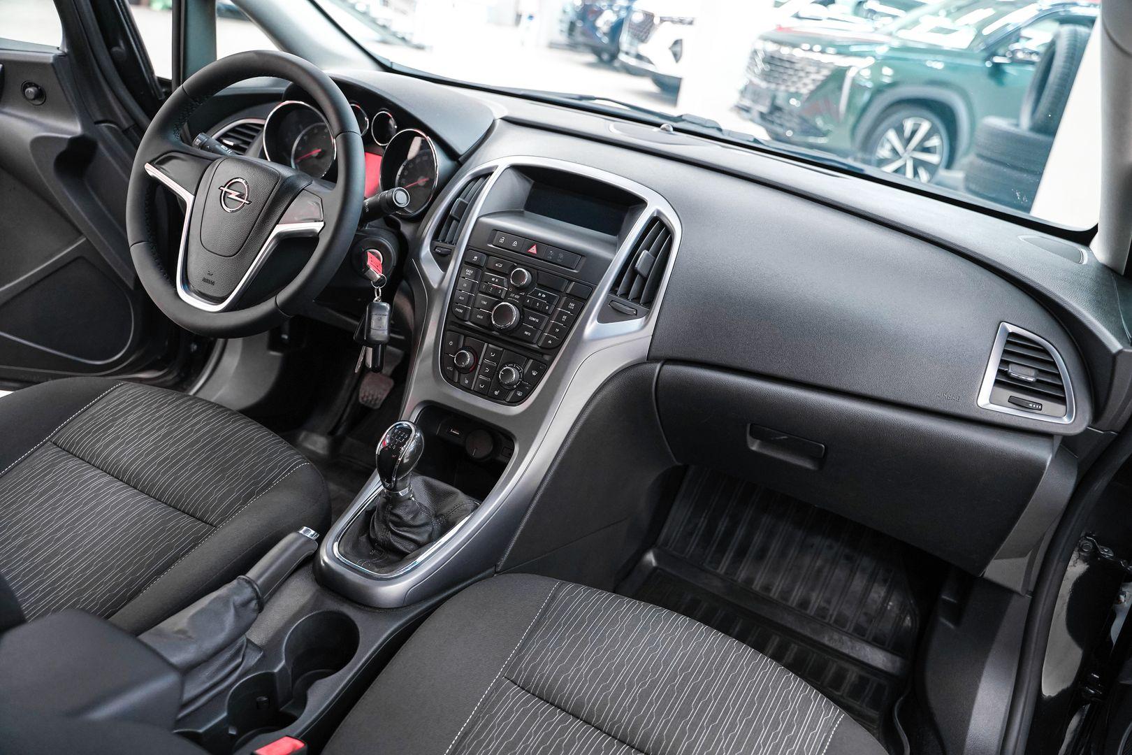 Opel Astra 2013, черный, ДЦ Орехово