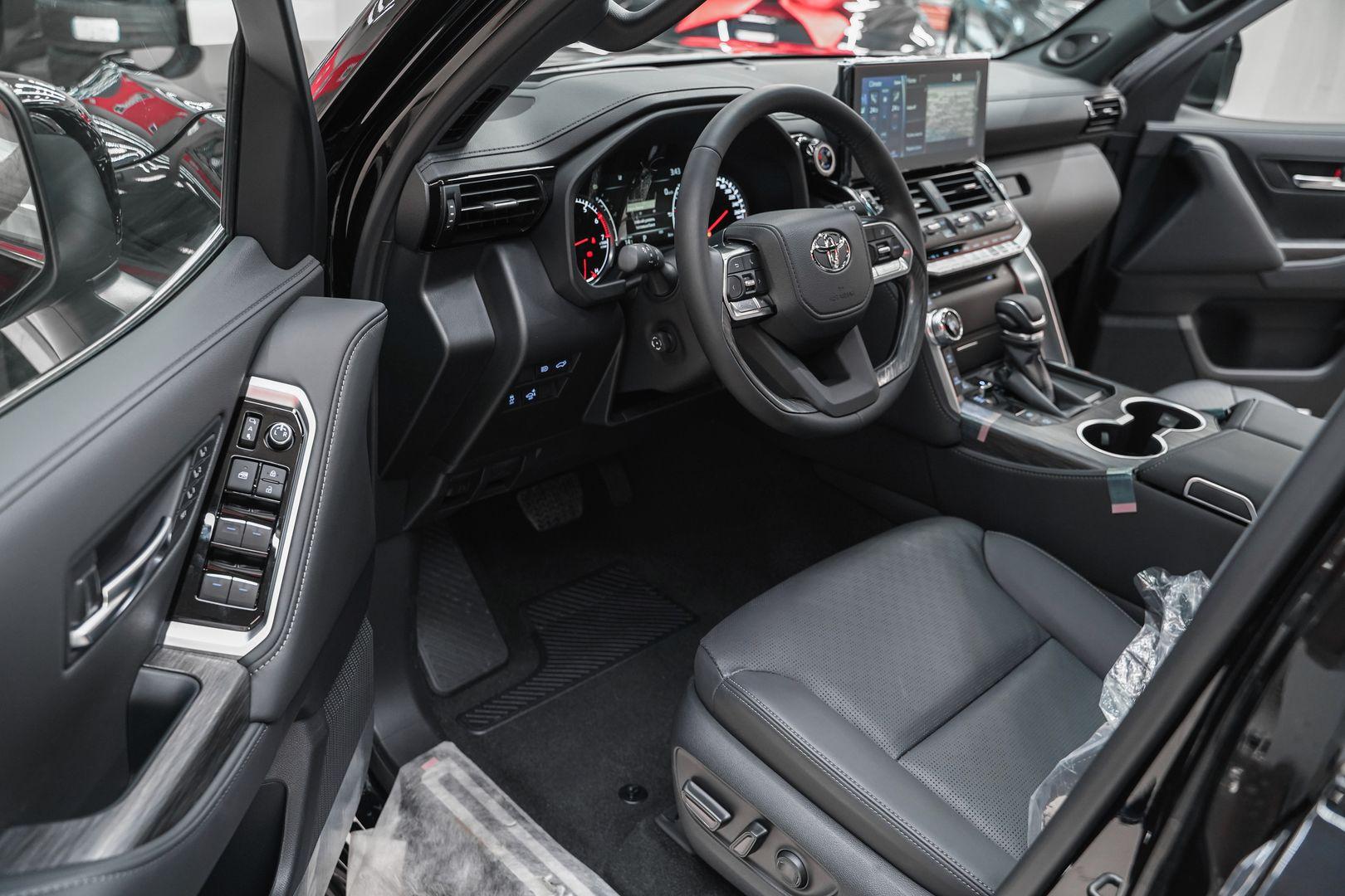 Toyota Land Cruiser 2024, черный, ДЦ Орехово