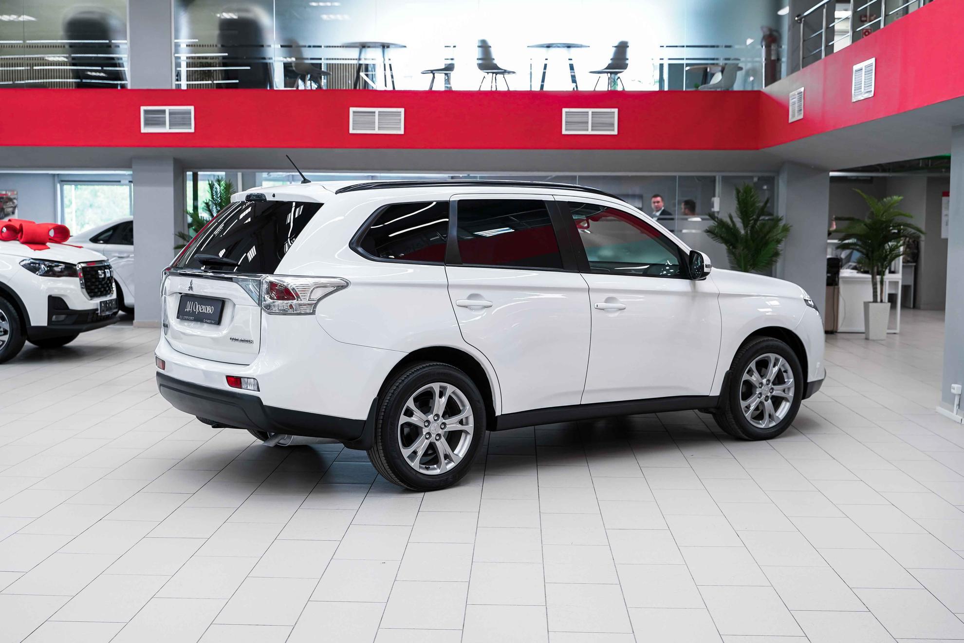 Mitsubishi Outlander 2014, белый, ДЦ Орехово