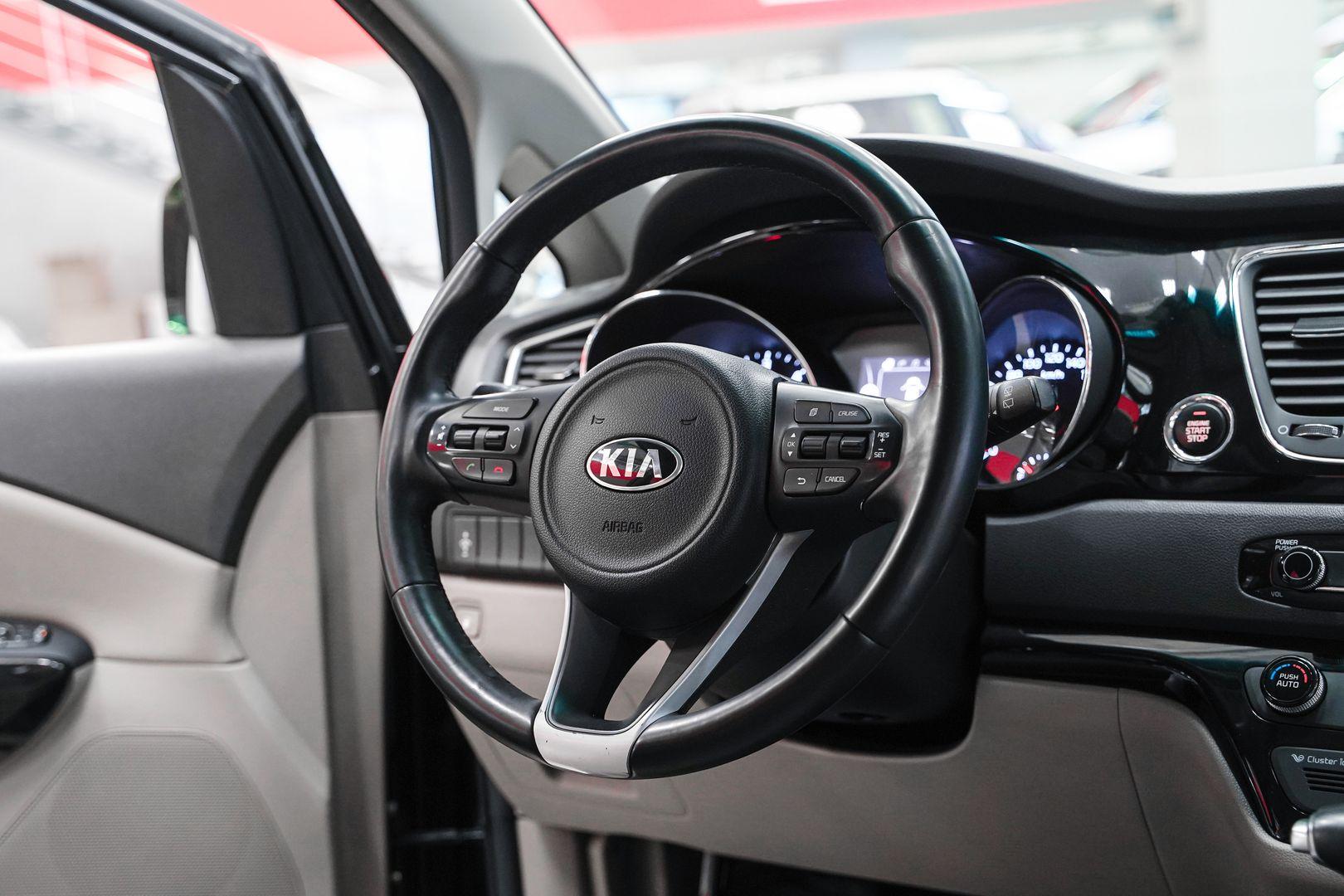 Kia Carnival 2017, серый, ДЦ Орехово
