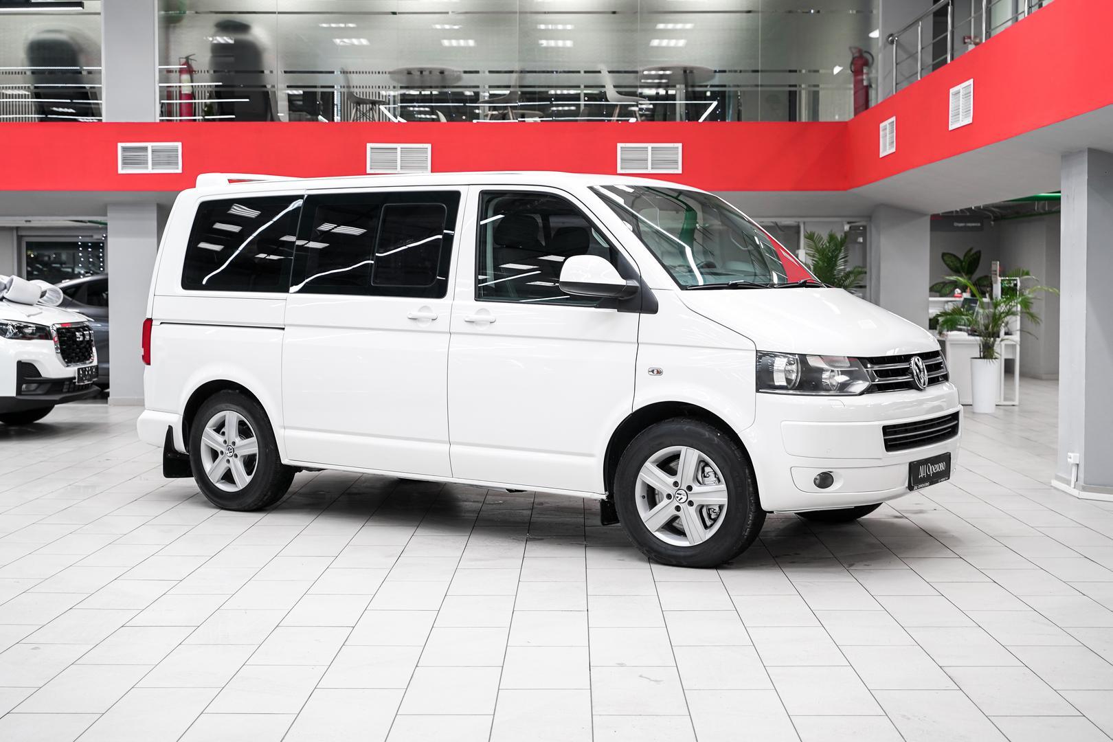 Volkswagen Multivan 2011, белый, ДЦ Орехово