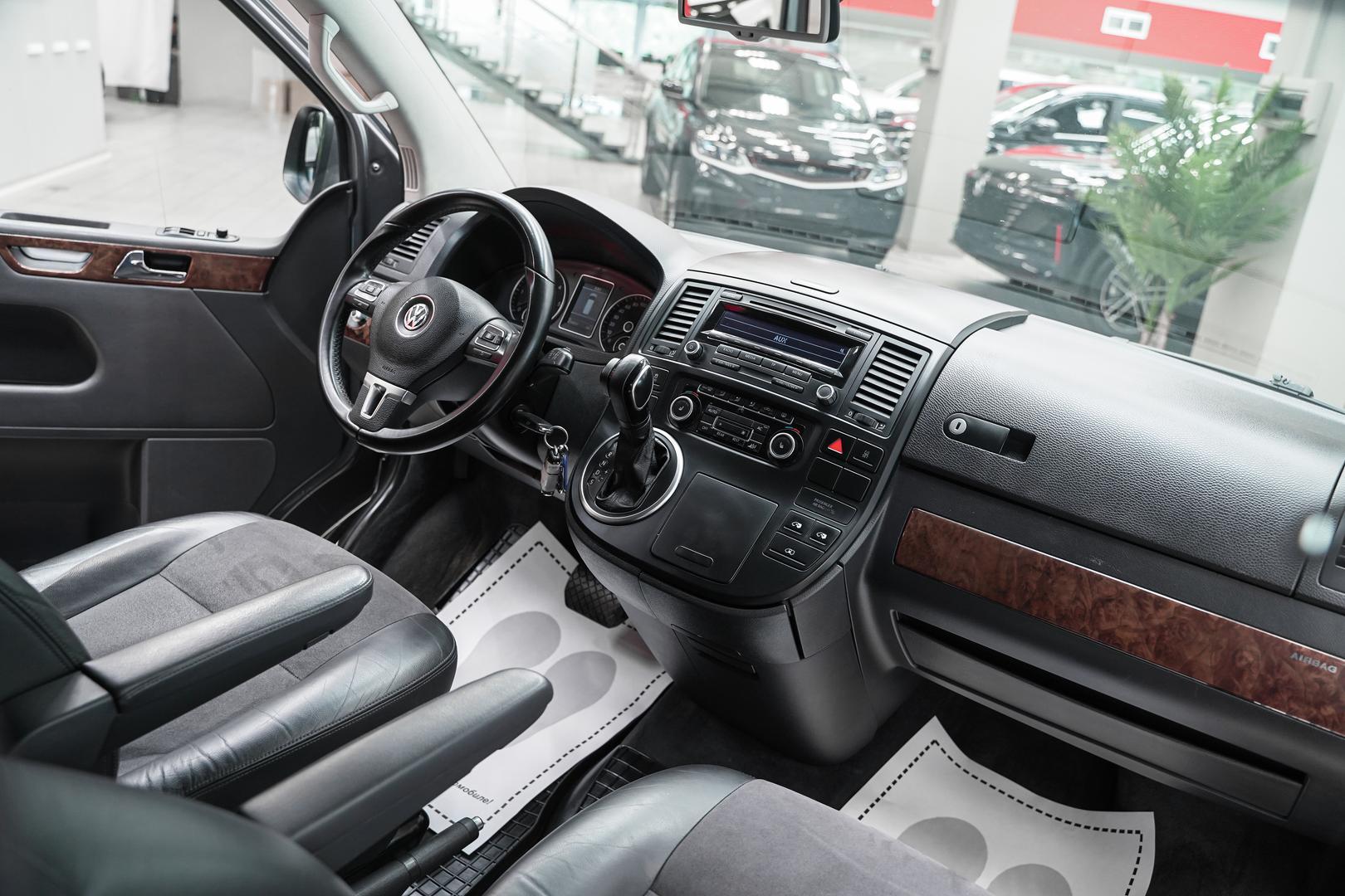 Volkswagen Multivan 2011, серый, ДЦ Орехово