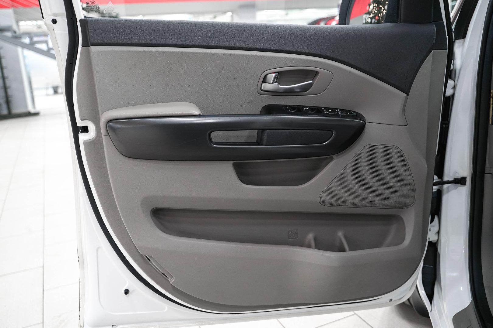 Kia Carnival 2016, белый, ДЦ Орехово