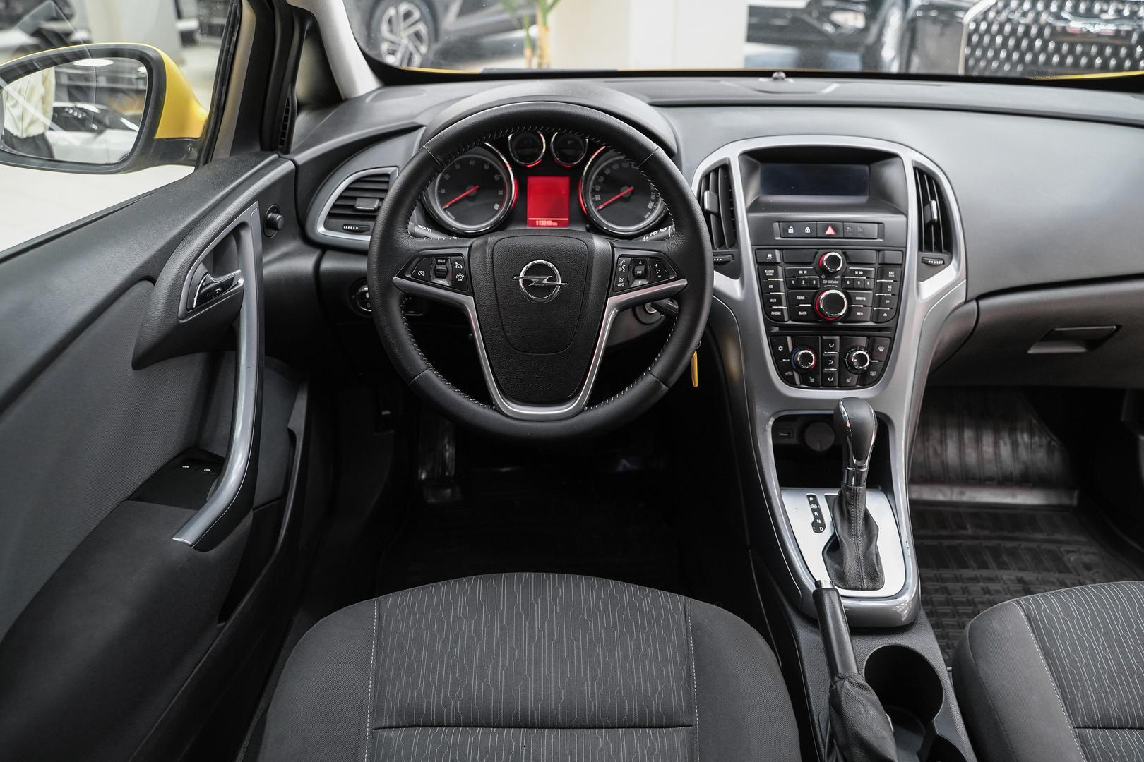 Opel Astra 2014, желтый, ДЦ Орехово