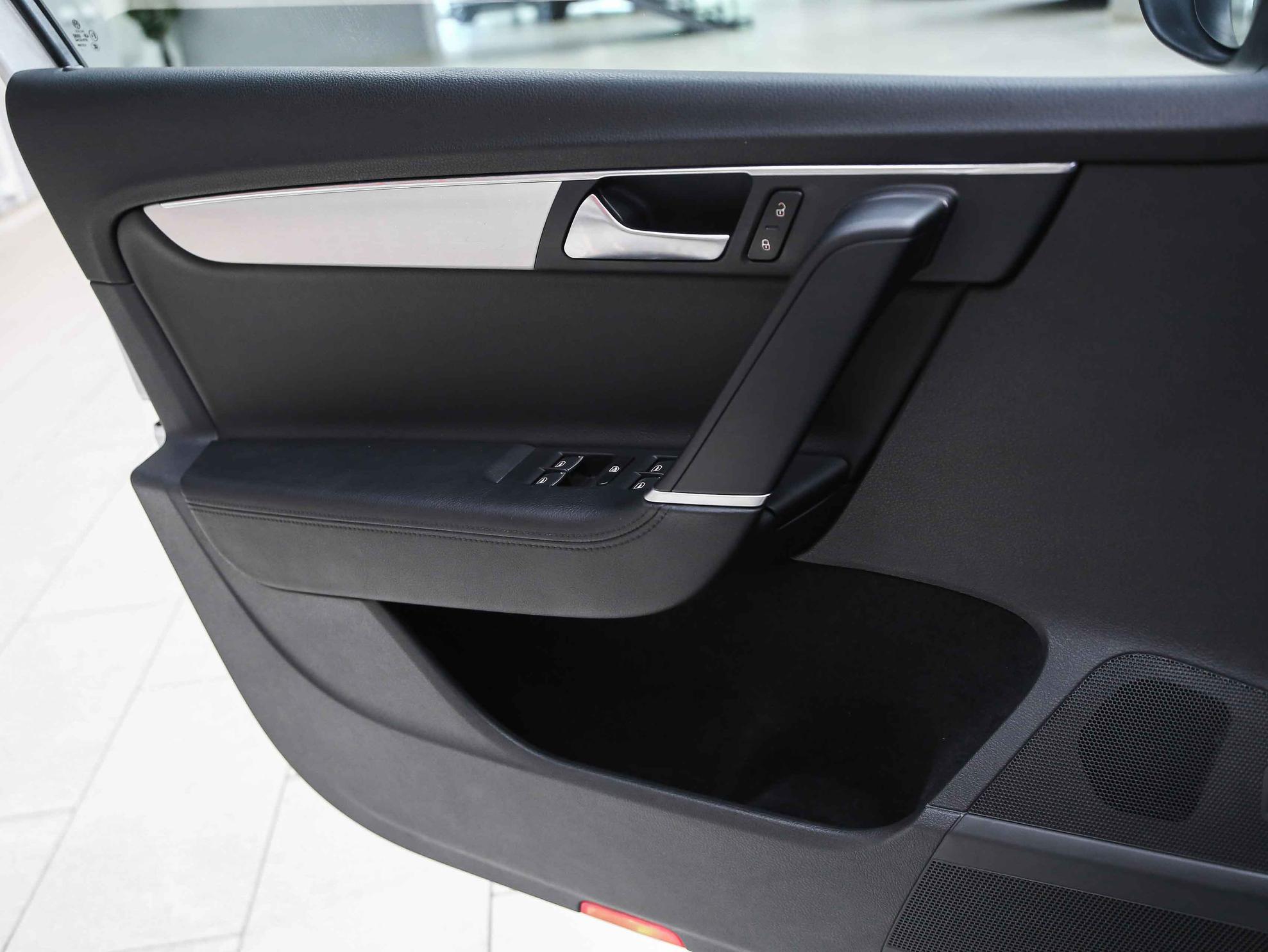 Volkswagen Passat 2011, серебряный, ДЦ Орехово