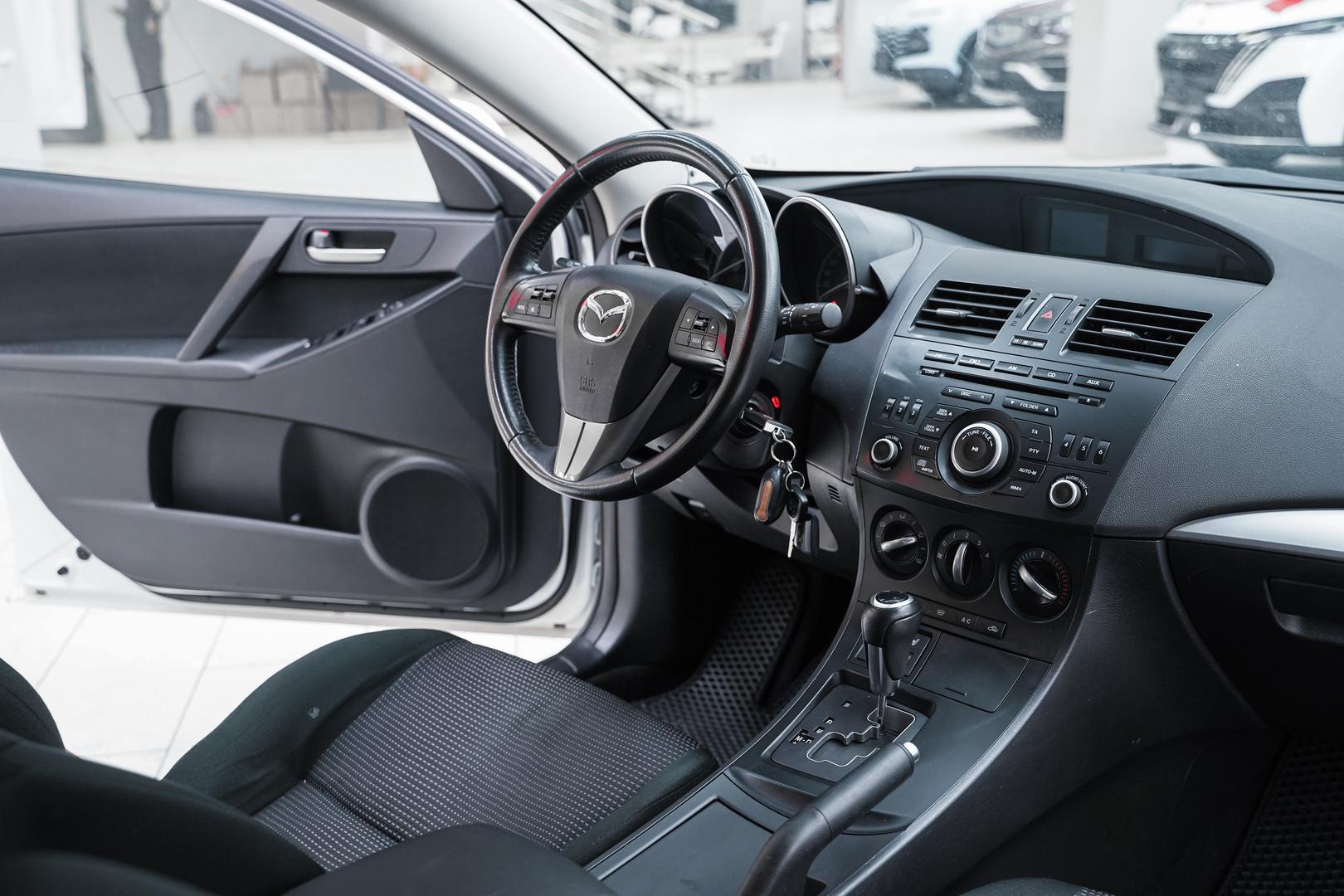 Mazda 3 2013, белый, ДЦ Орехово
