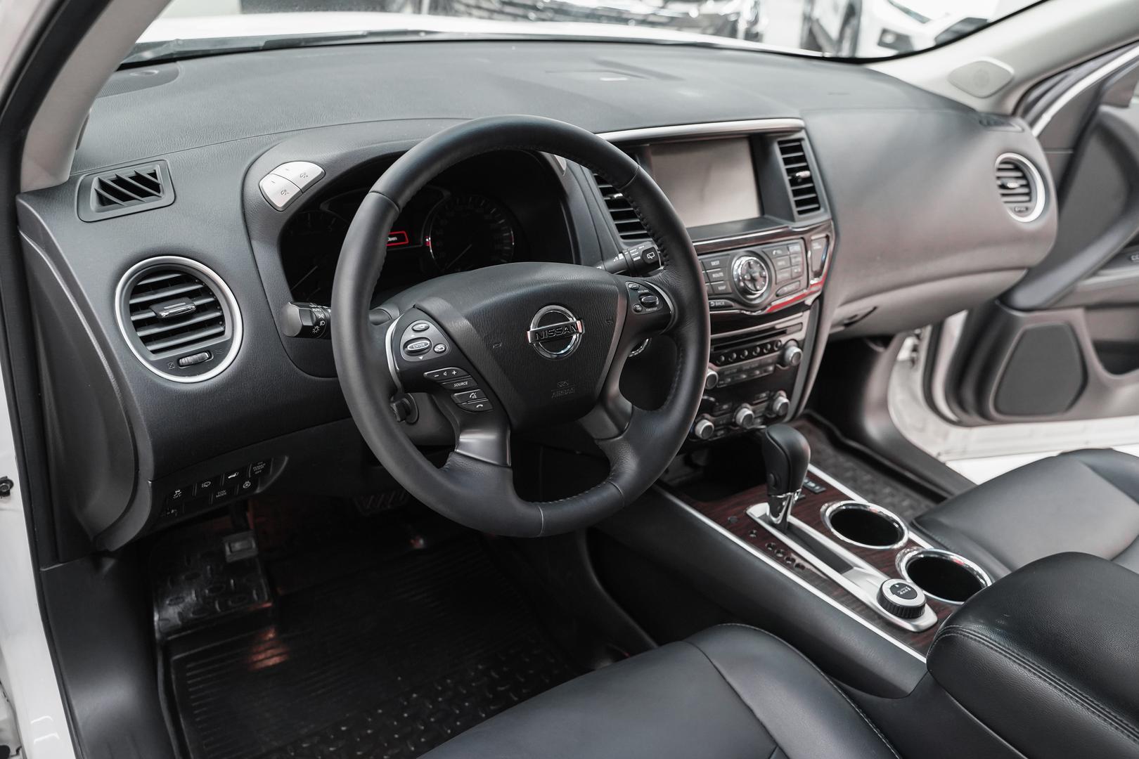 Nissan Pathfinder 2015, белый, ДЦ Орехово