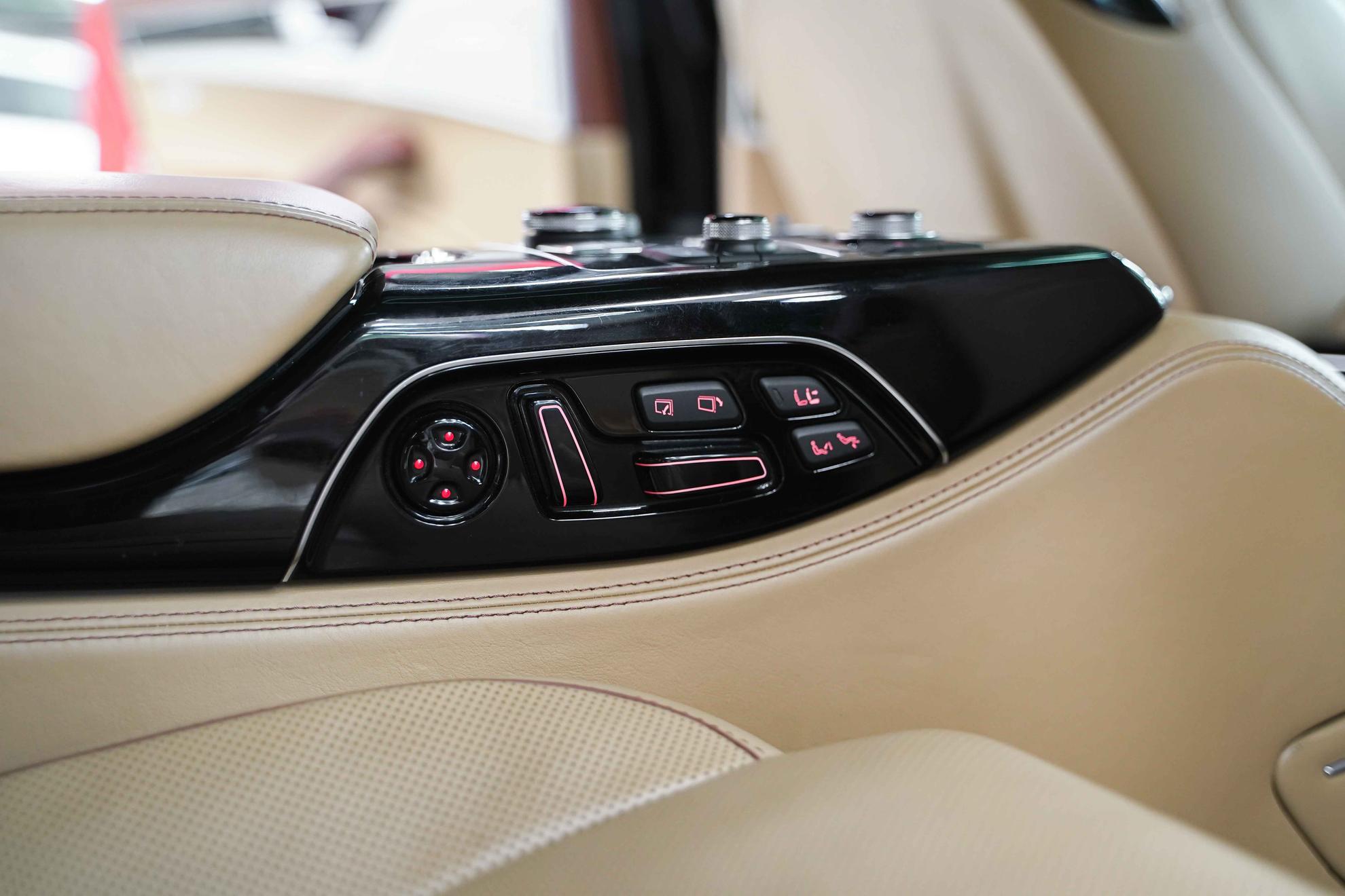 Audi A8 2012, черный, ДЦ Орехово
