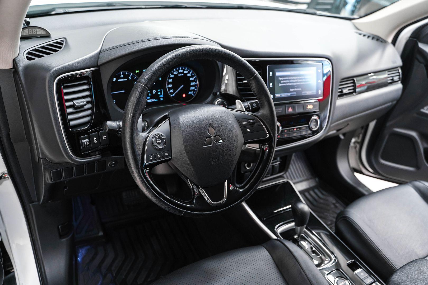Mitsubishi Outlander 2018, белый, ДЦ Орехово