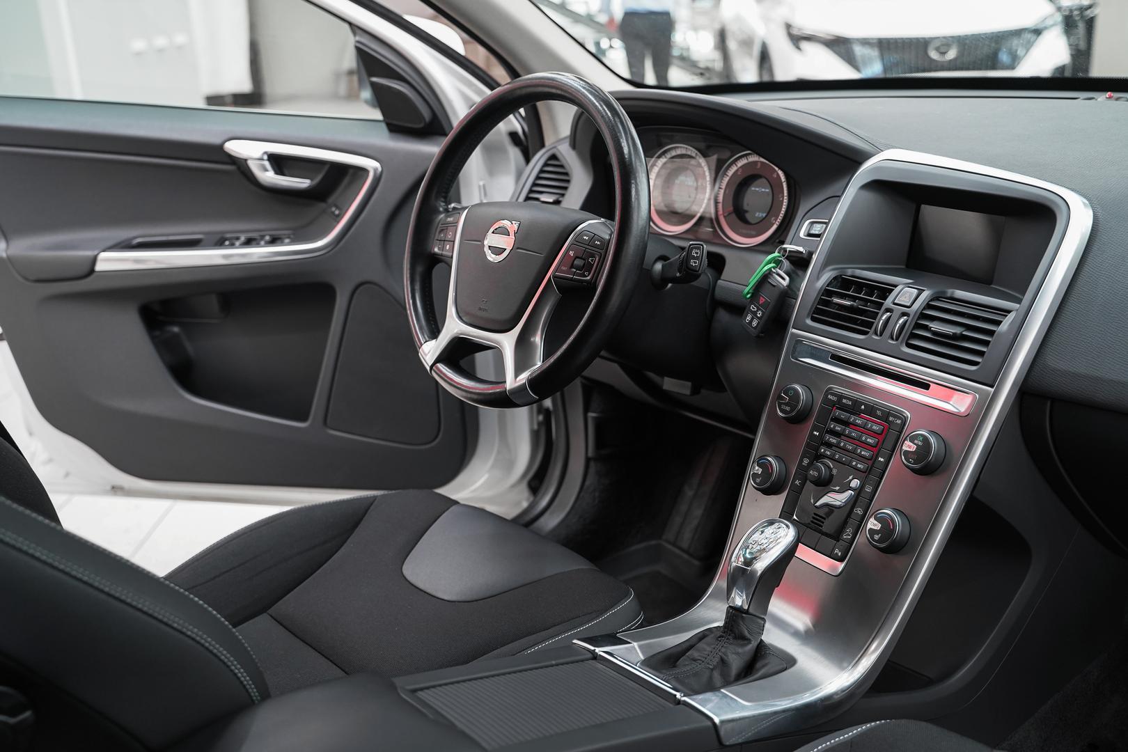 Volvo XC60 2012, белый, ДЦ Орехово