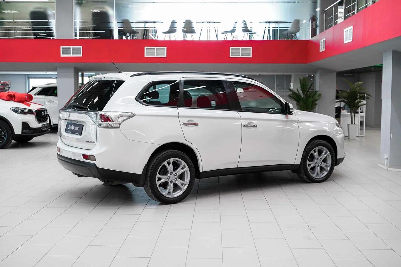 Mitsubishi Outlander 2012, белый, ДЦ Орехово