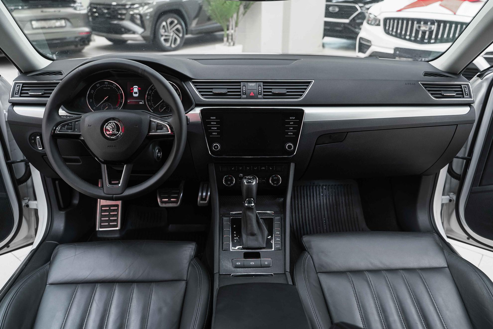 Skoda Superb 2018, белый, ДЦ Орехово