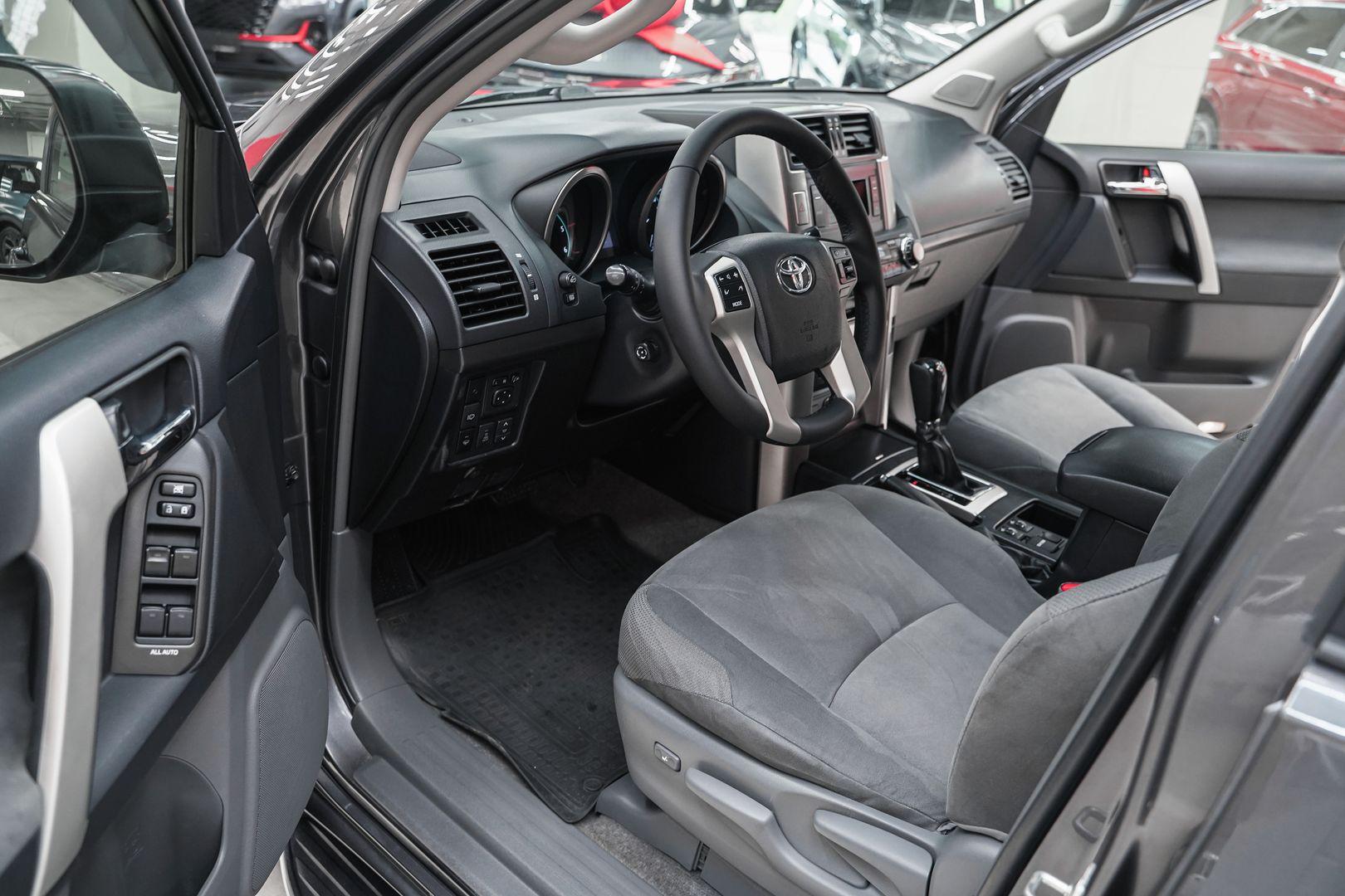 Toyota Land Cruiser Prado 2011, серый, ДЦ Орехово