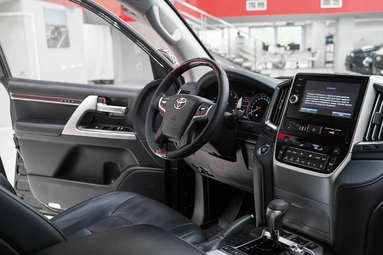Toyota Land Cruiser 2016, черный, ДЦ Орехово