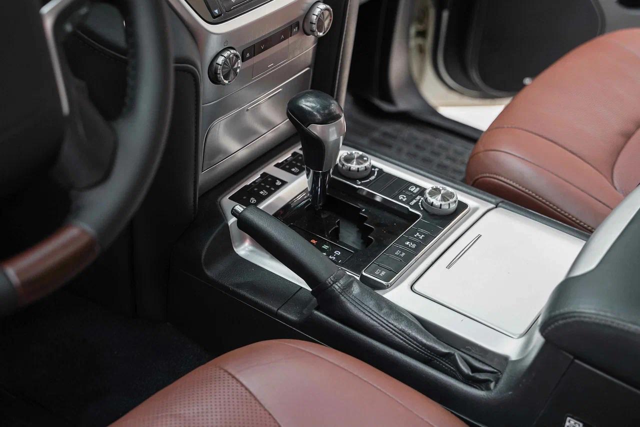Toyota Land Cruiser 2015, белый, ДЦ Орехово