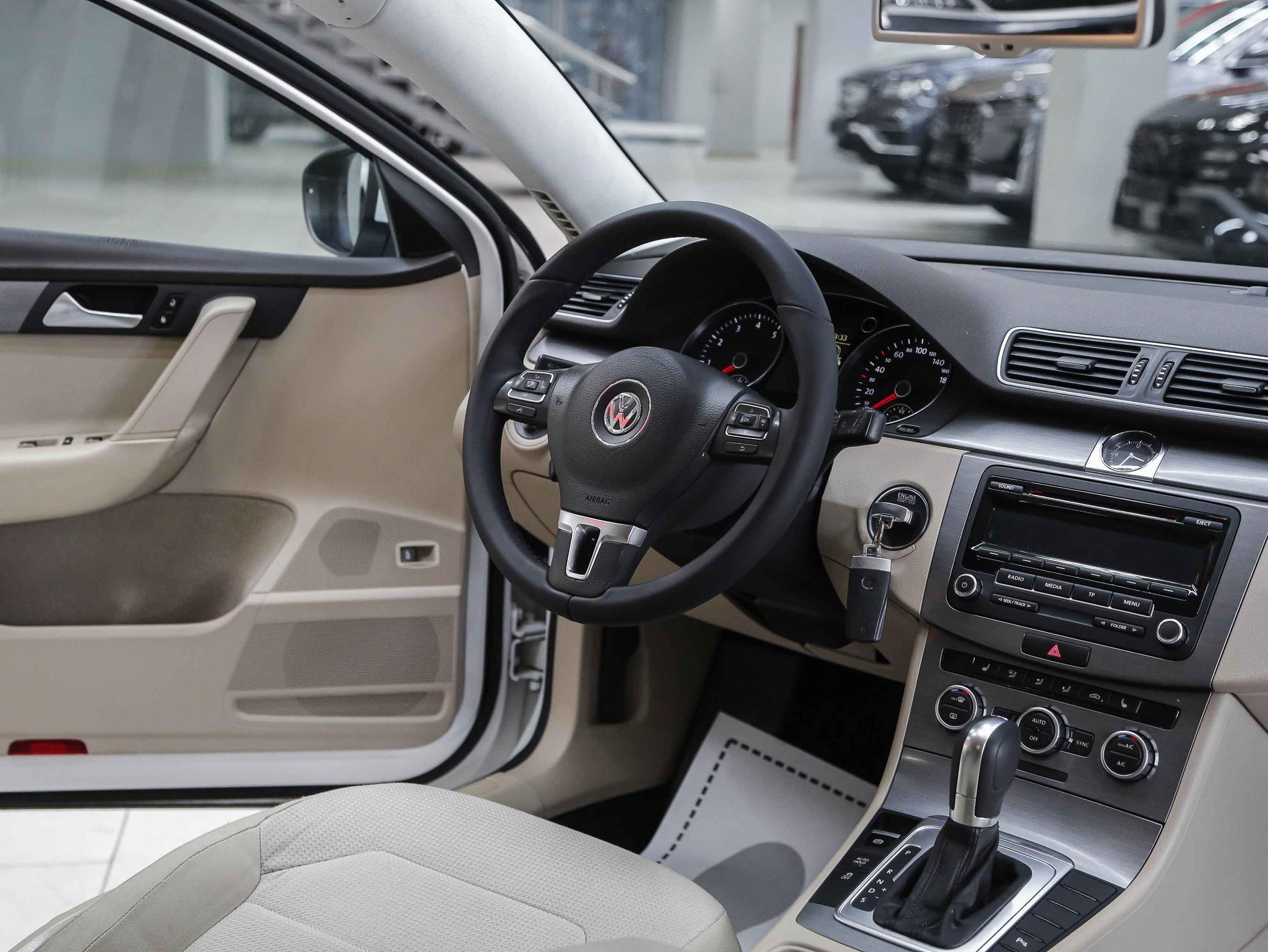 Volkswagen Passat 2014, белый, ДЦ Орехово