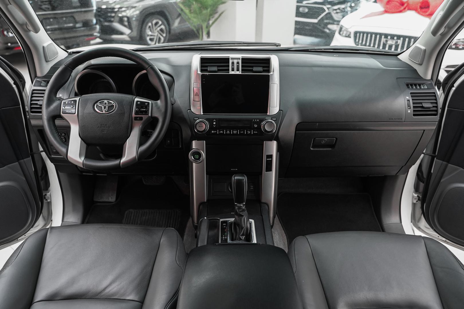 Toyota Land Cruiser Prado 2012, белый, ДЦ Орехово