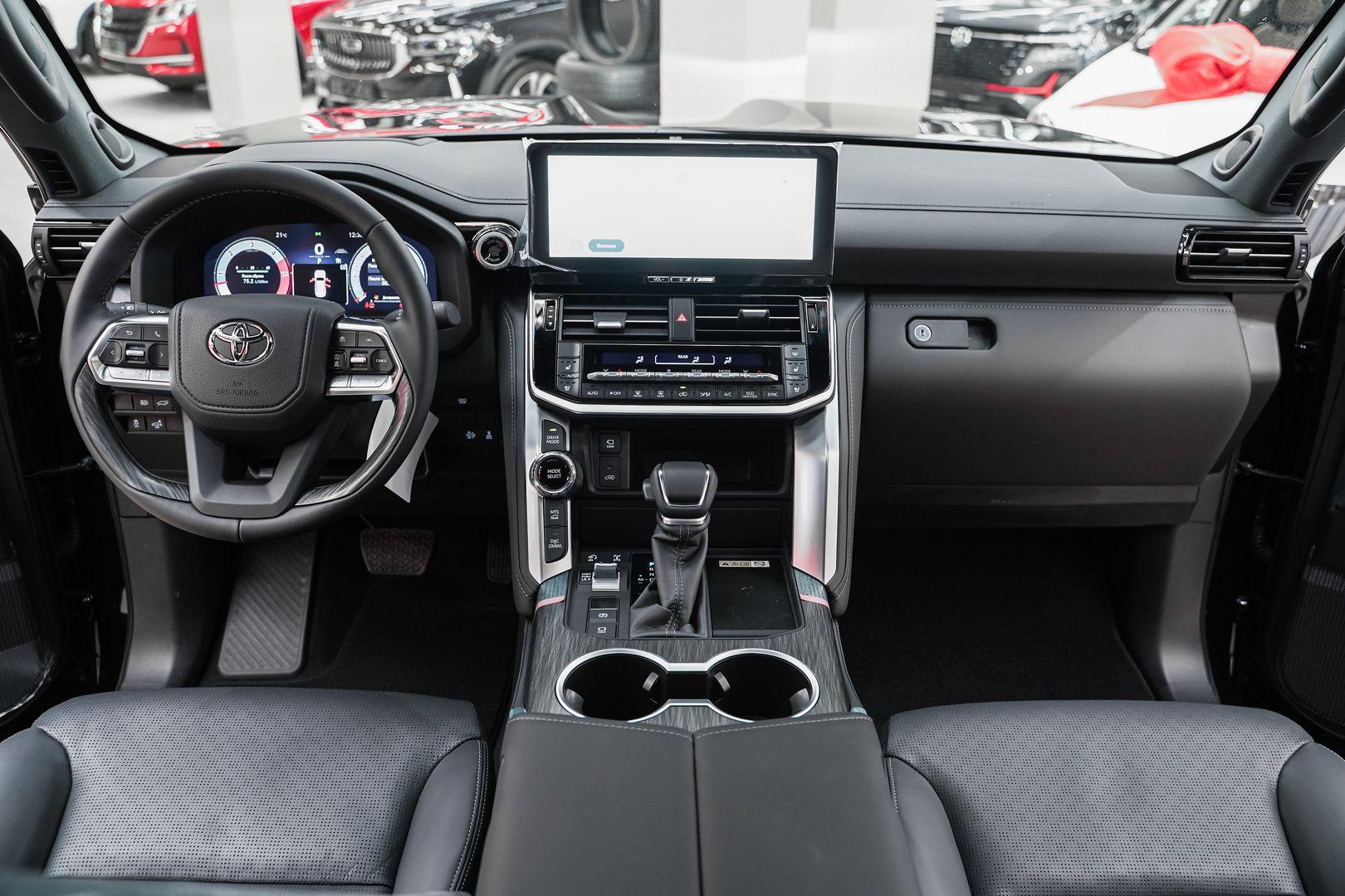 Toyota Land Cruiser 2024, черный, ДЦ Орехово