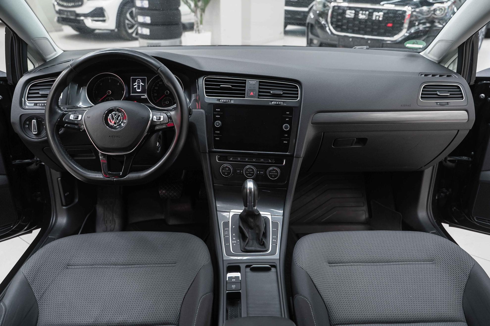 Volkswagen Golf 2019, черный, ДЦ Орехово