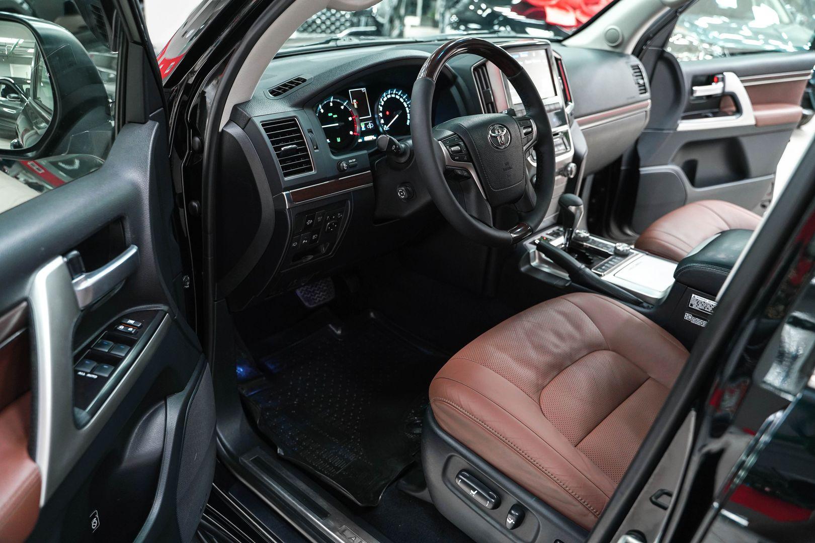 Toyota Land Cruiser 2017, черный, ДЦ Орехово