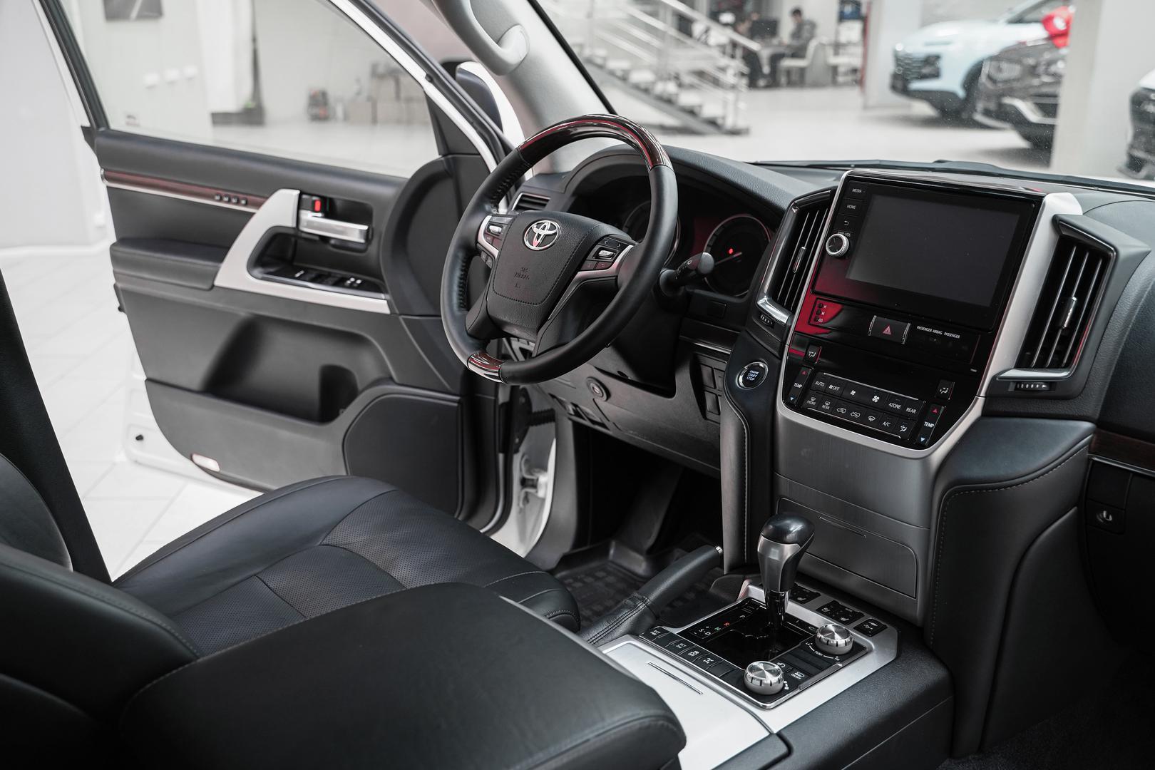 Toyota Land Cruiser 2018, белый, ДЦ Орехово