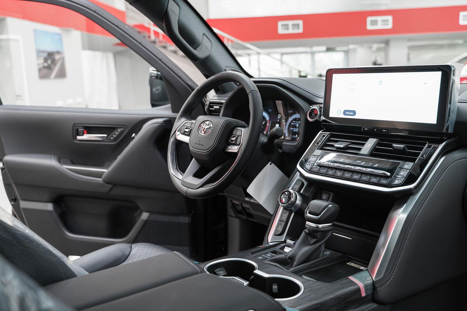 Toyota Land Cruiser 2024, черный, ДЦ Орехово