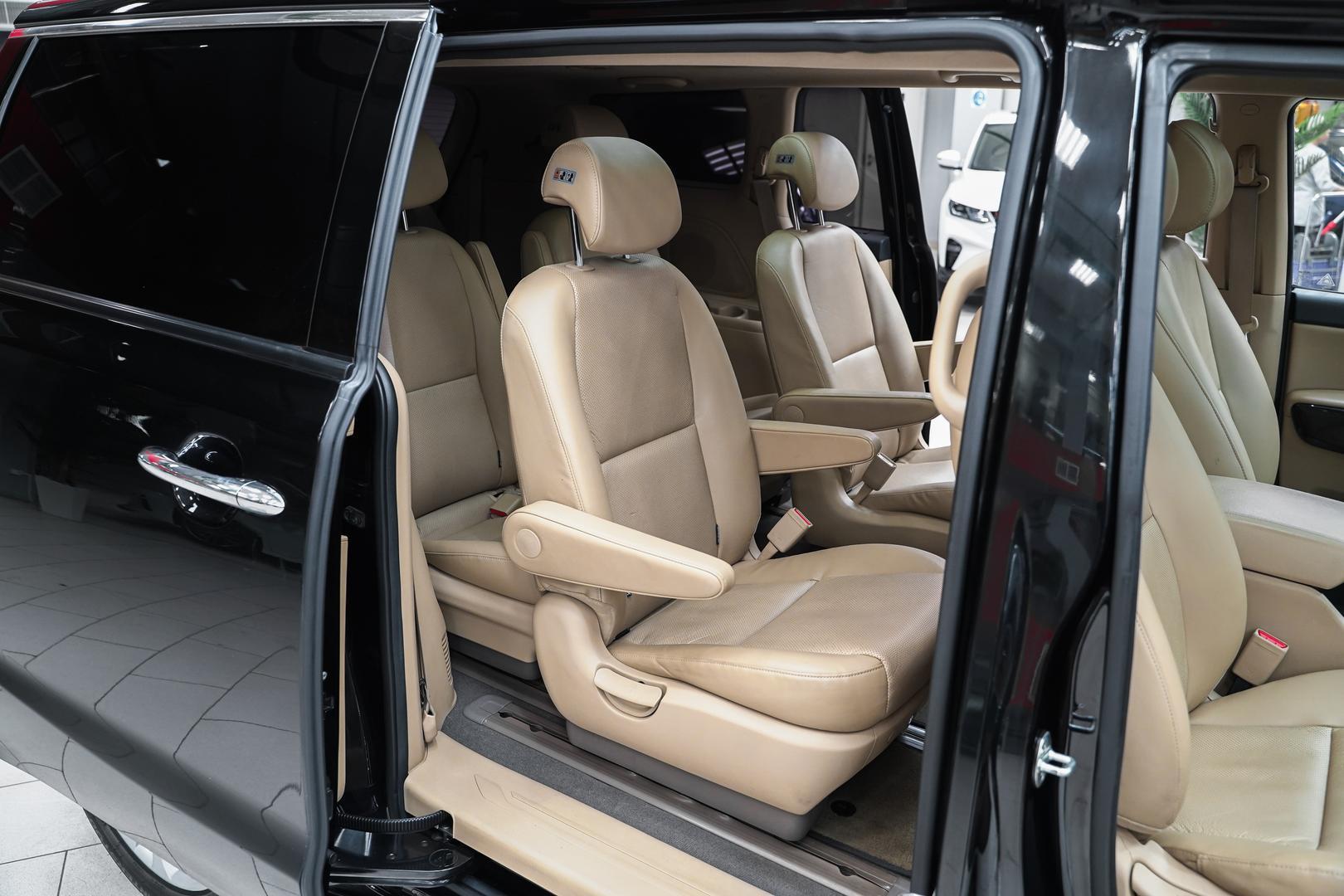 Kia Carnival 2015, черный, ДЦ Орехово