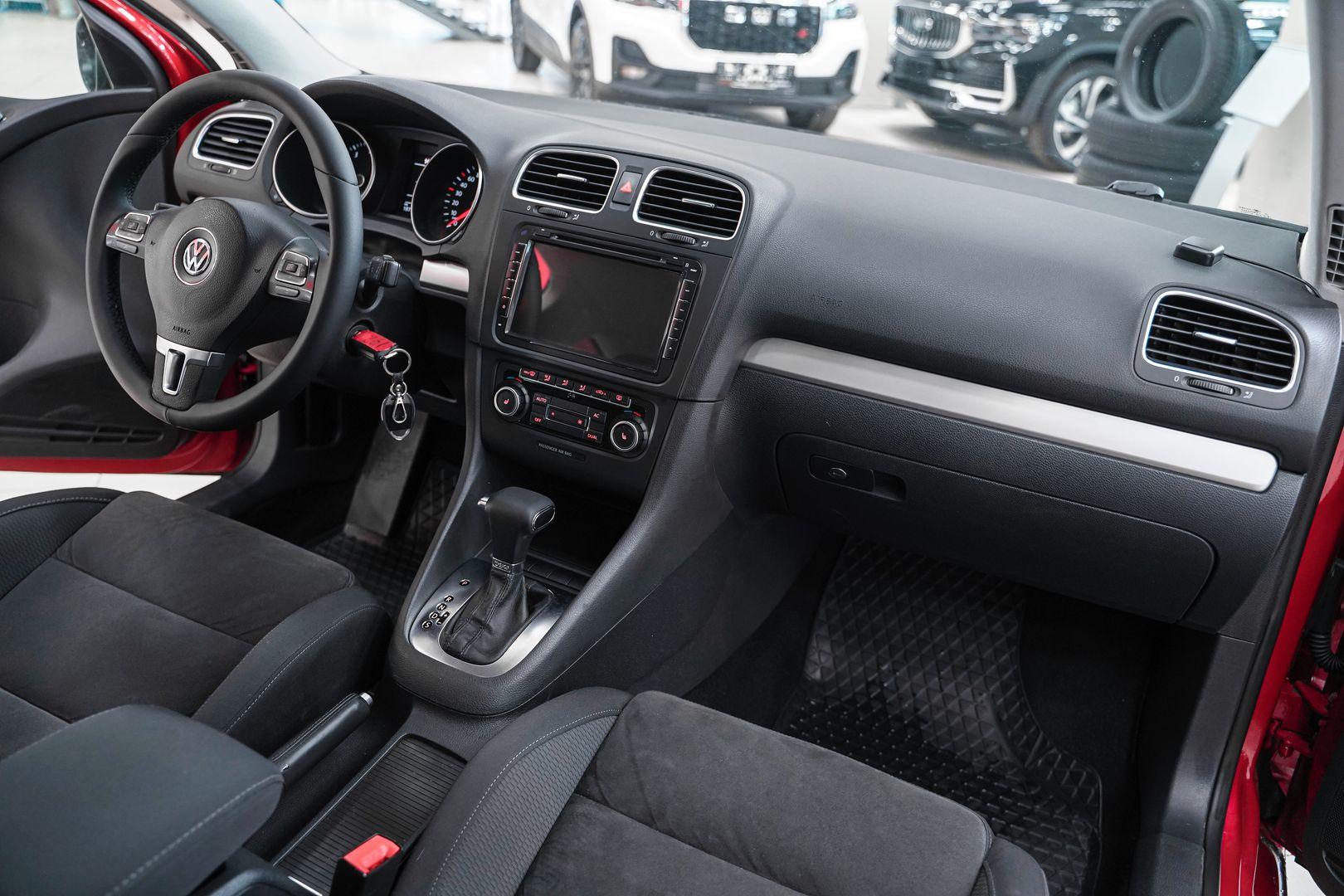 Volkswagen Golf 2010, красный, ДЦ Орехово