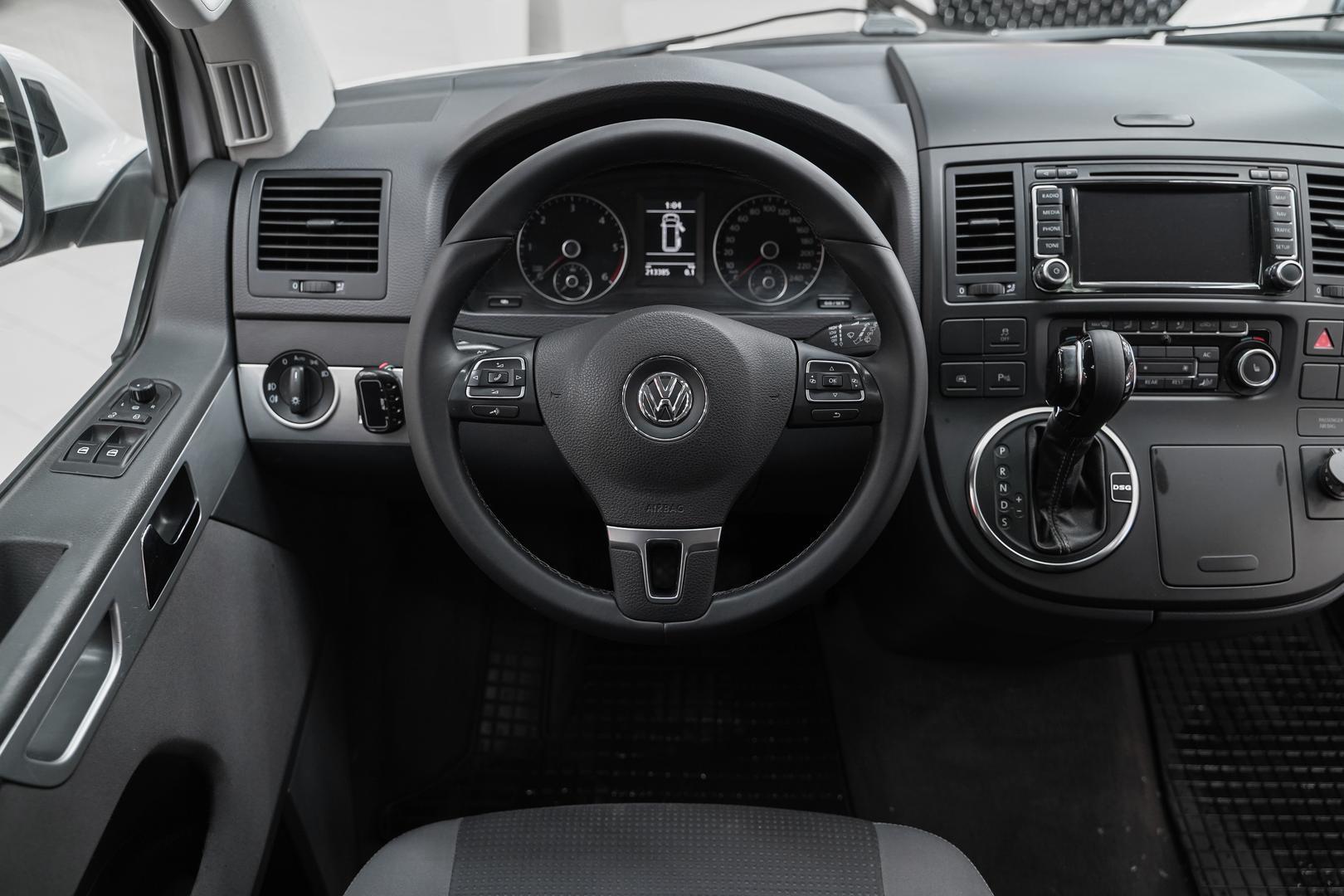 Volkswagen Multivan 2010, белый, ДЦ Орехово