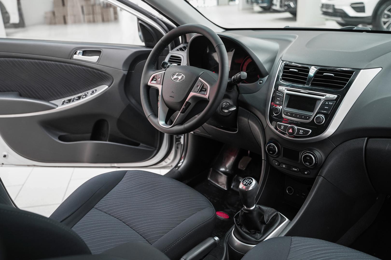 Hyundai Solaris 2015, серебряный, ДЦ Орехово